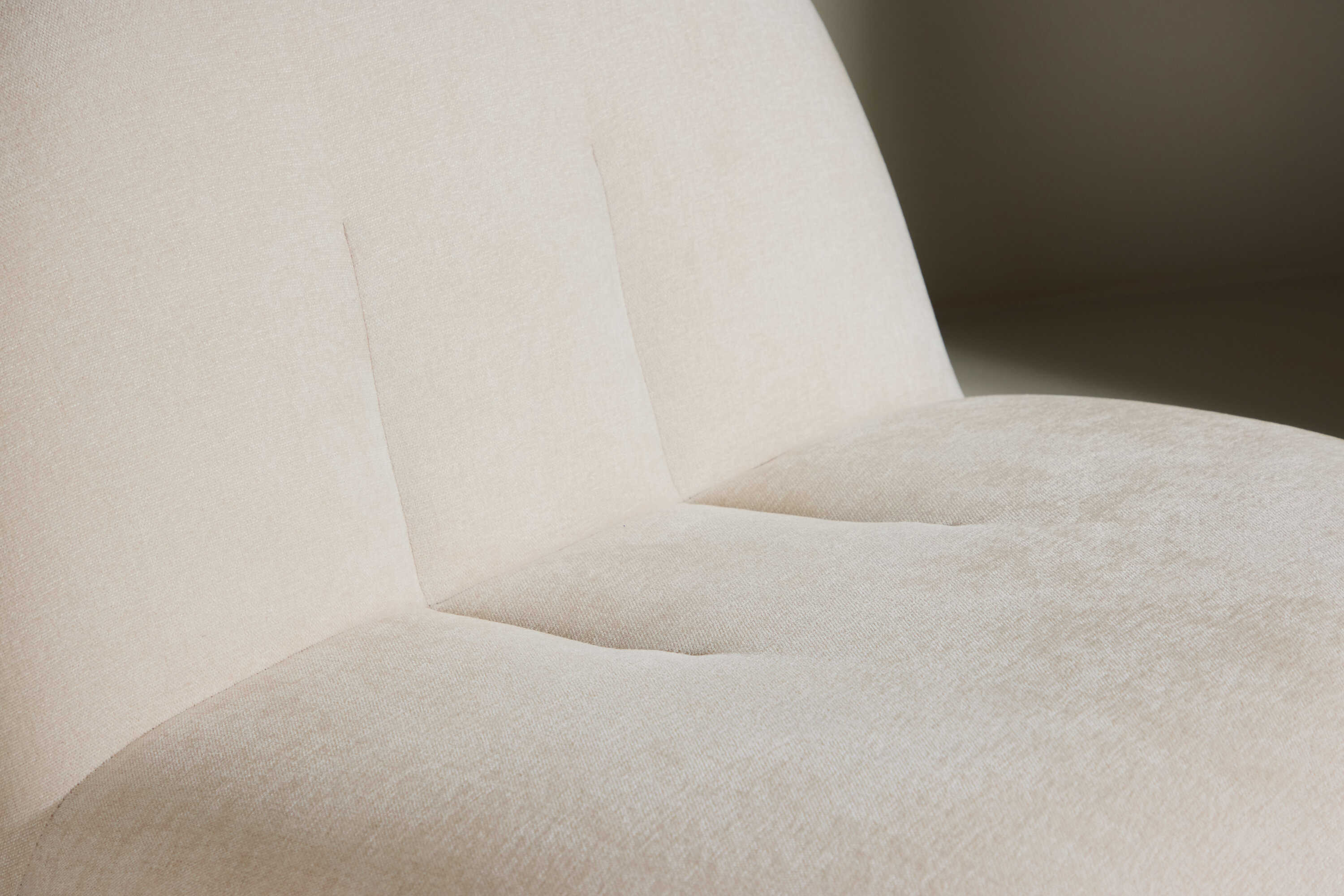Omaha fauteuil blanc, noir 84 x 61 x 65 cm en situation dans une pièce décorée