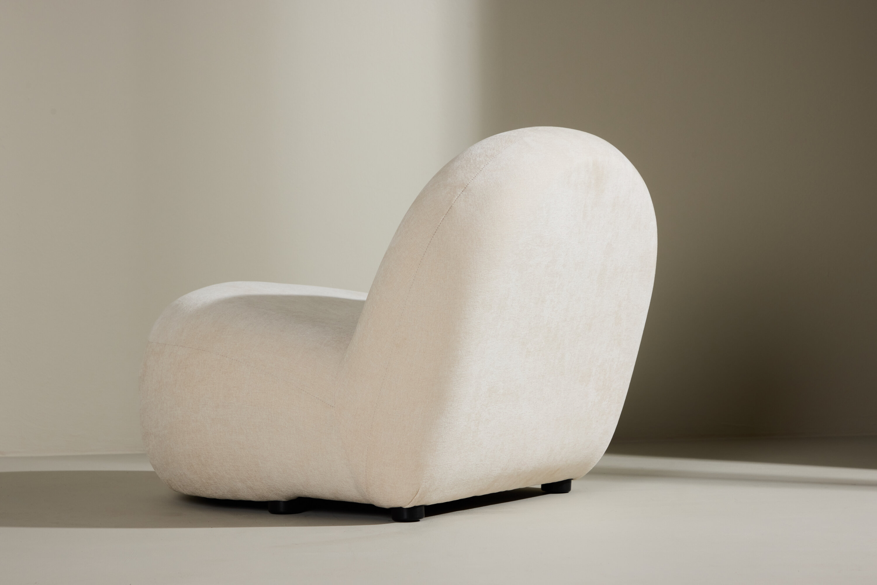 Omaha fauteuil blanc, noir 84 x 61 x 65 cm en situation dans une pièce décorée