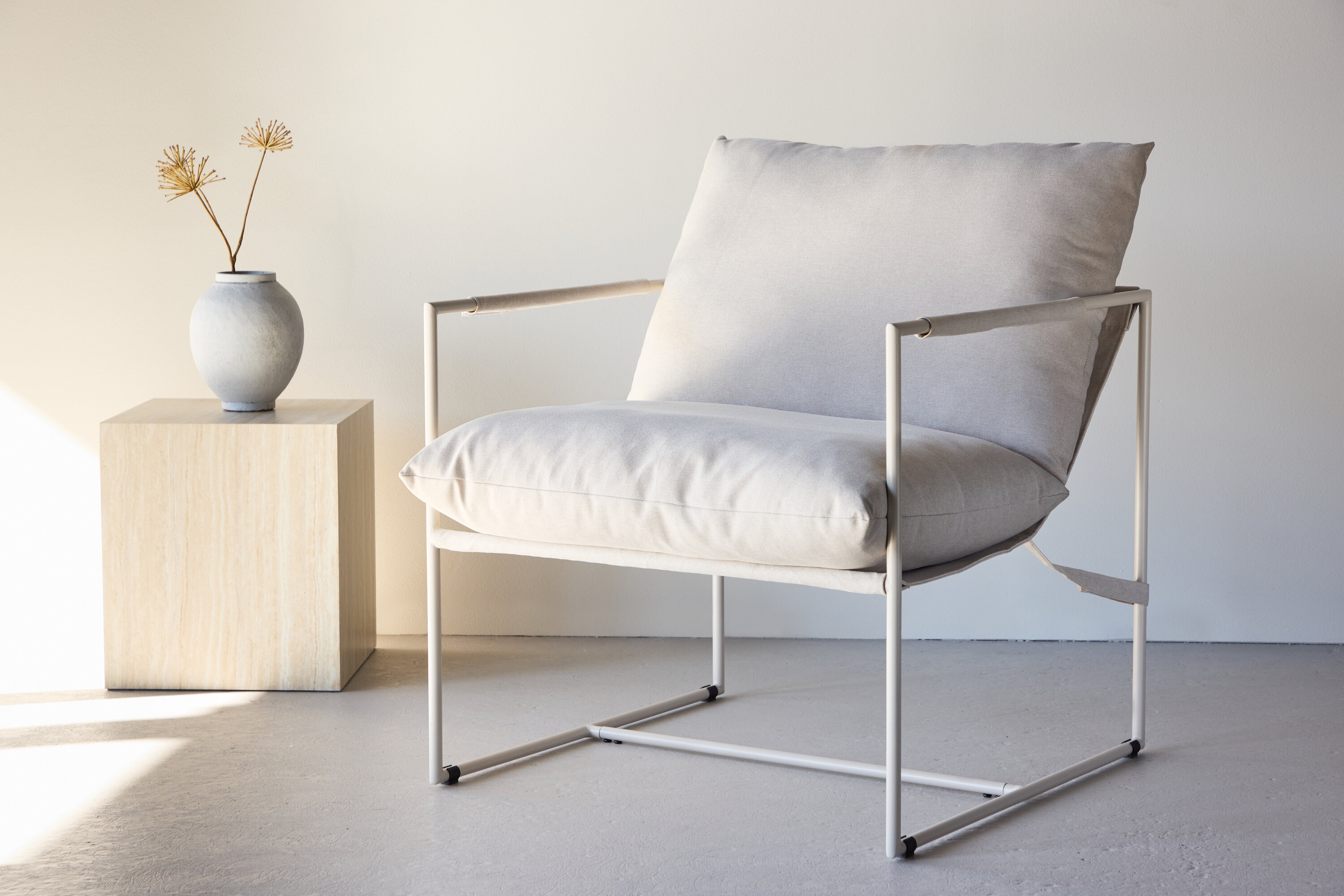 Joline fauteuil beige 82 x 93 x 77 cm en situation dans une pièce décorée