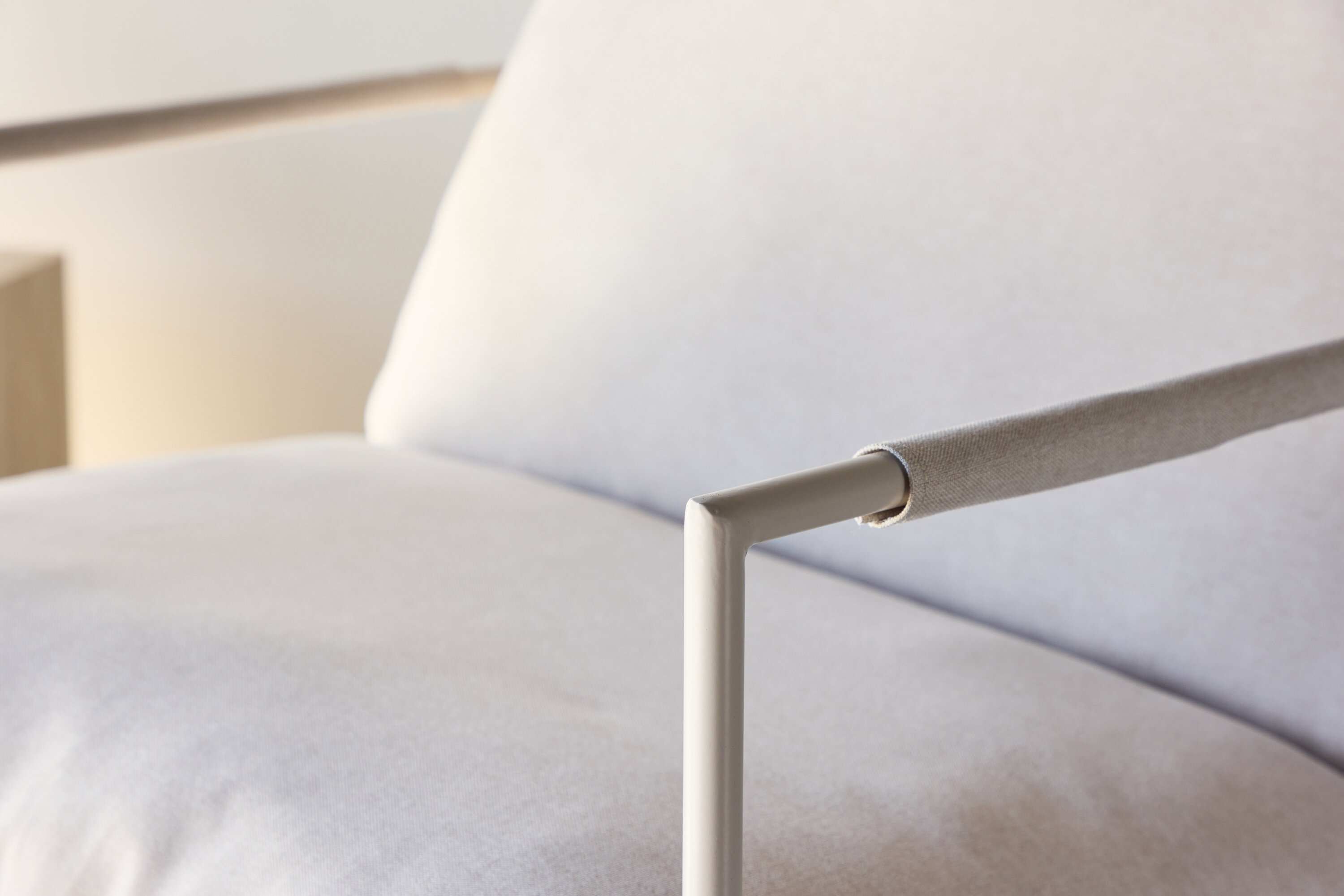 Joline fauteuil beige 82 x 93 x 77 cm en situation dans une pièce décorée