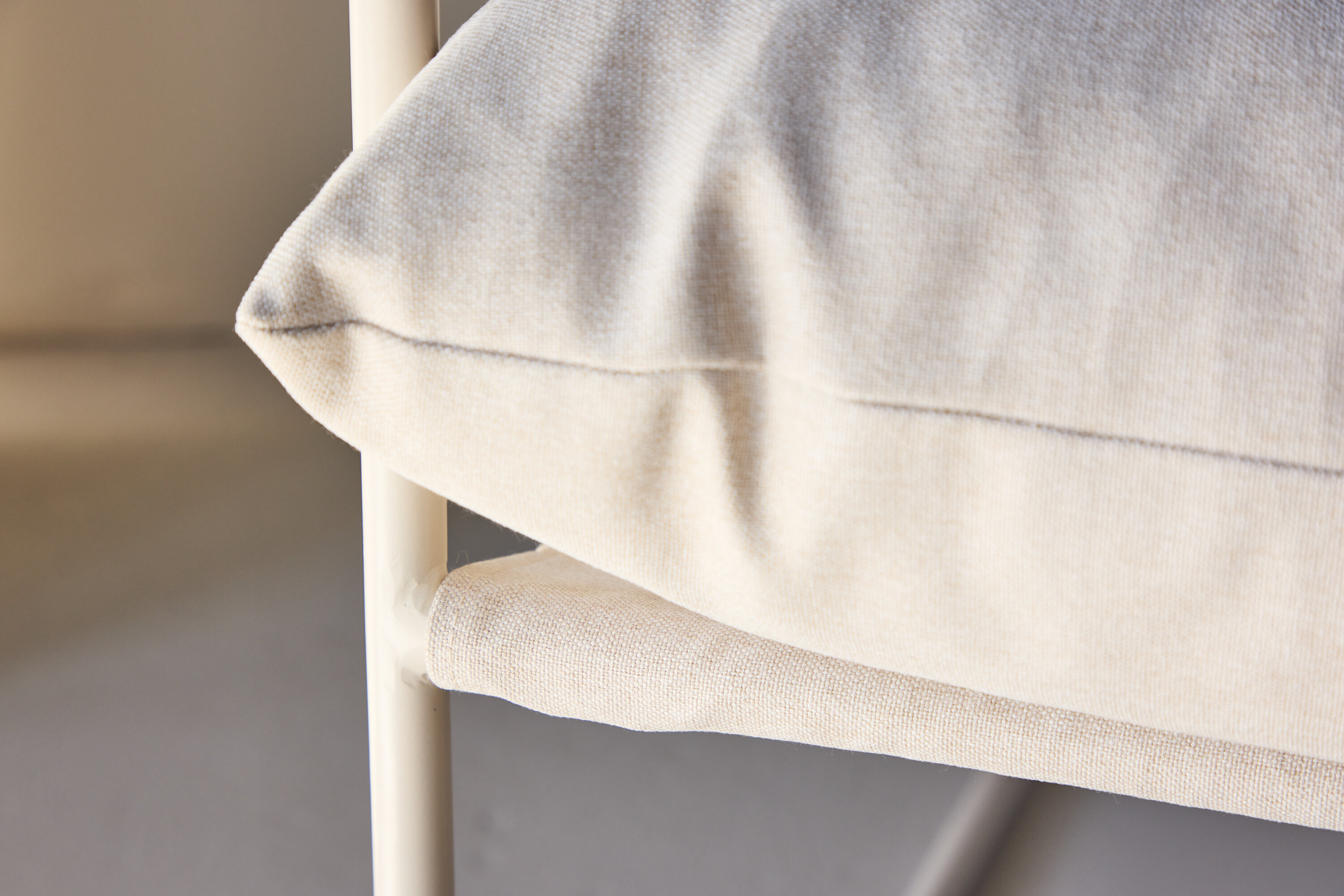 Joline fauteuil beige 82 x 93 x 77 cm en situation dans une pièce décorée