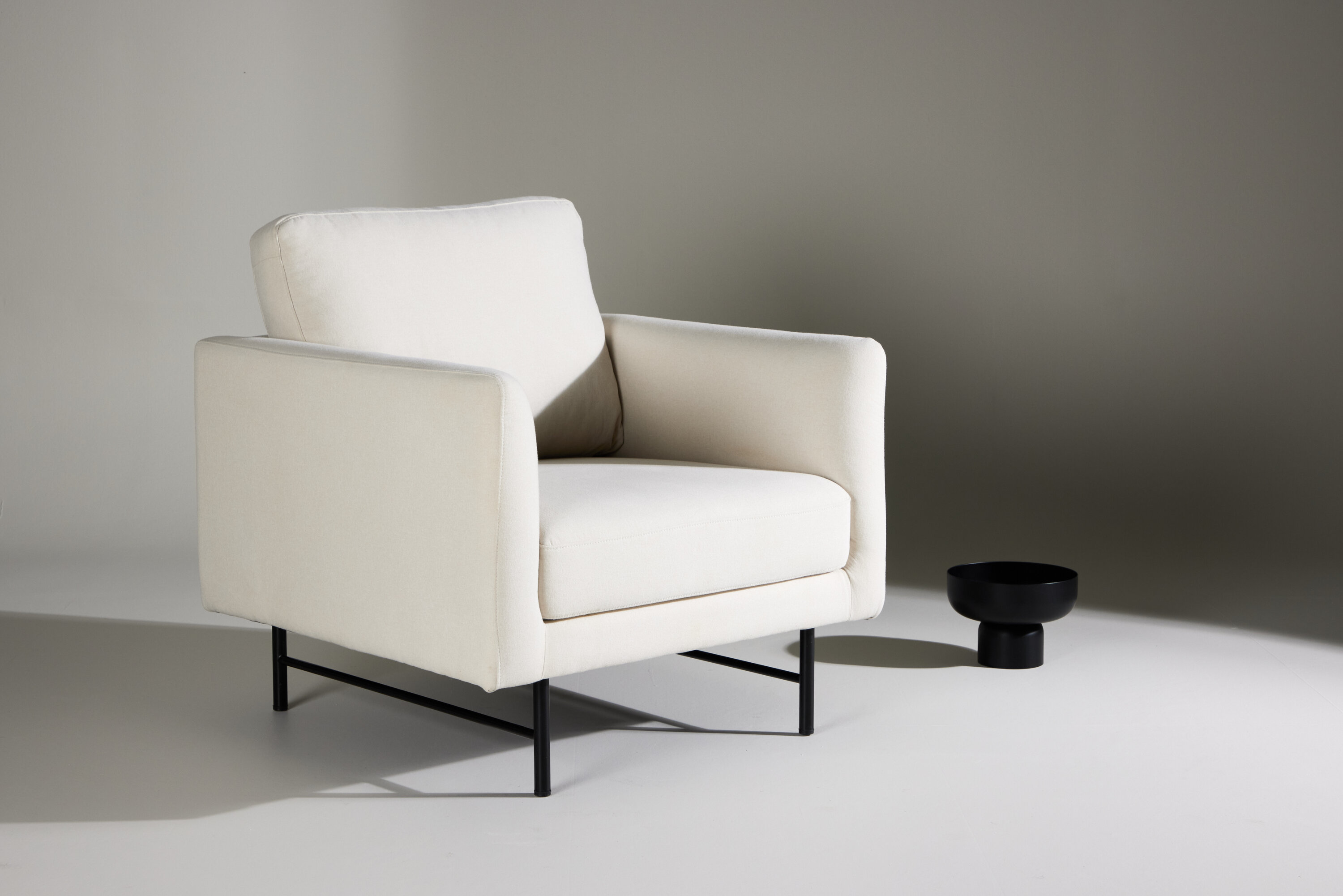 Sky fauteuil noir, blanc 86 x 68 x 87 cm en situation dans une pièce décorée