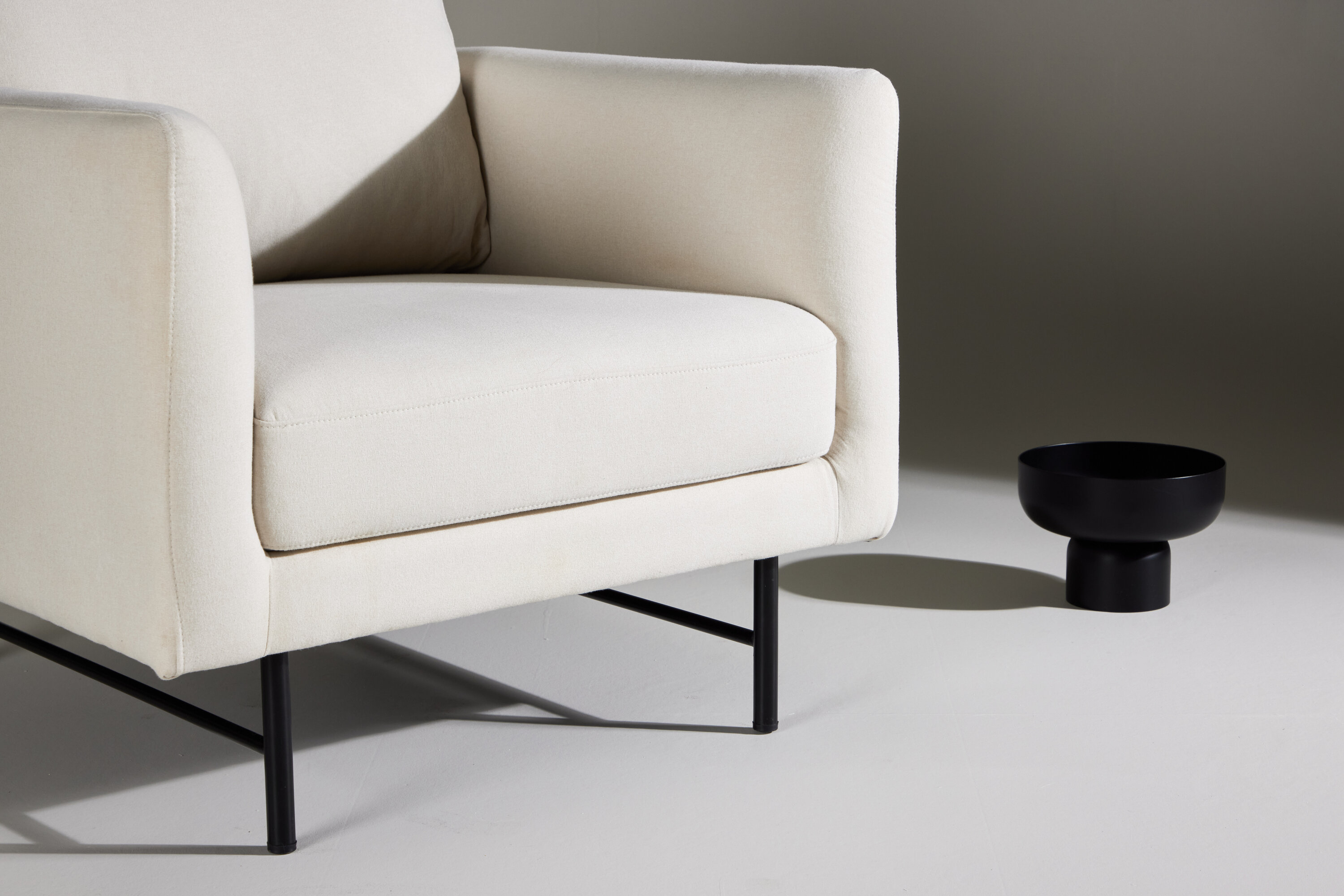Sky fauteuil noir, blanc 86 x 68 x 87 cm en situation dans une pièce décorée
