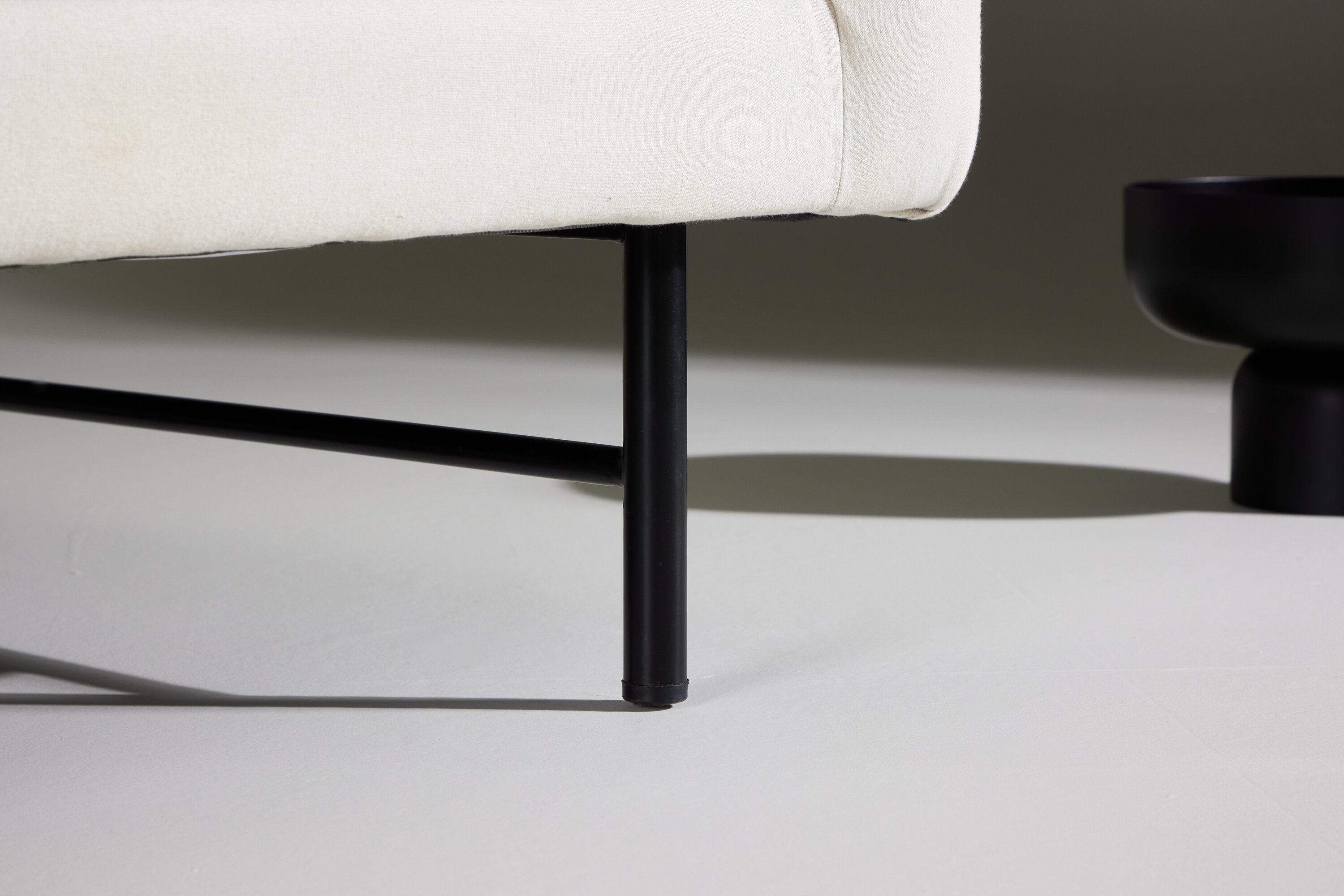 Sky fauteuil noir, blanc 86 x 68 x 87 cm en situation dans une pièce décorée