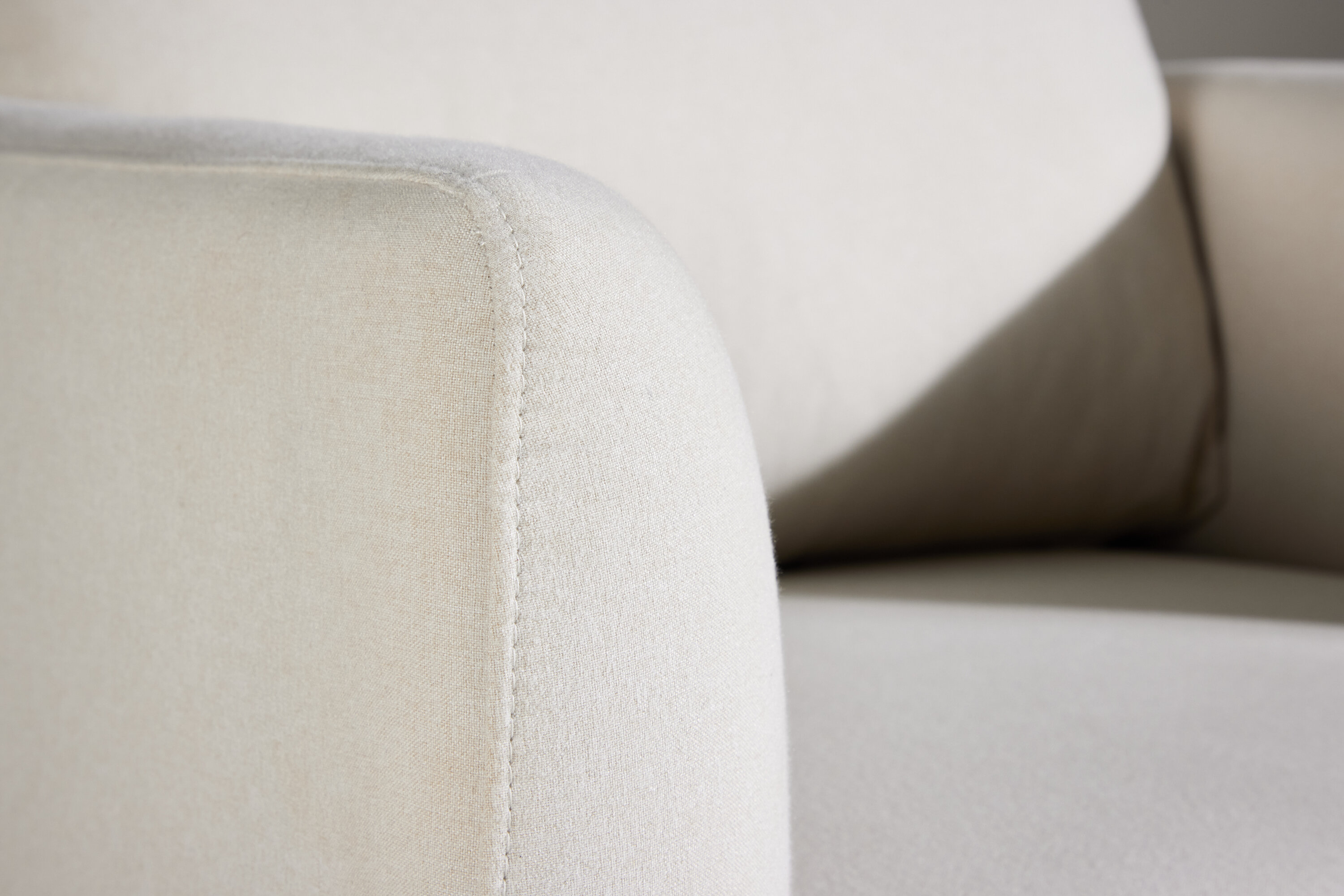 Sky fauteuil noir, blanc 86 x 68 x 87 cm en situation dans une pièce décorée