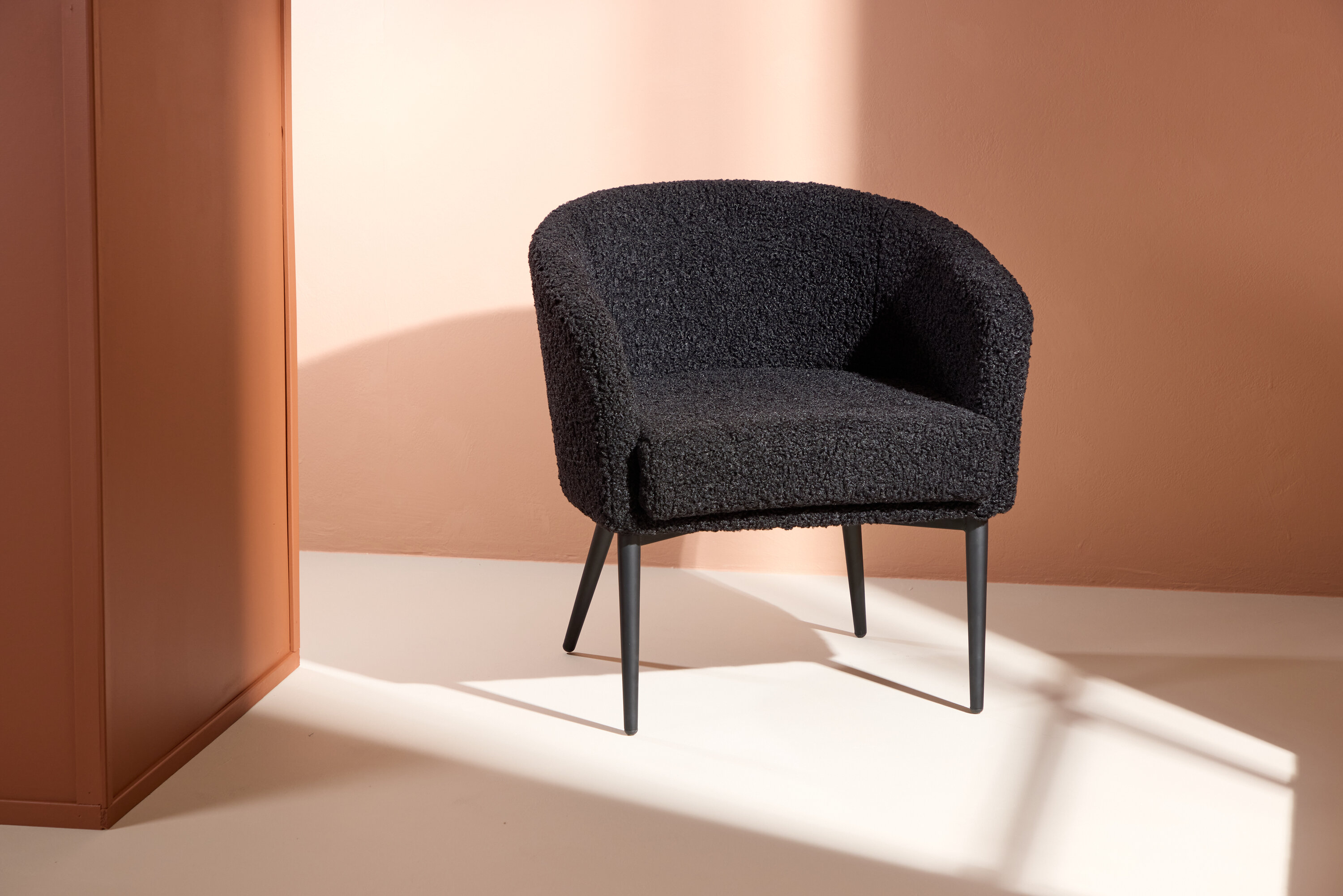 Fluffy fauteuil noir 64 x 70 x 66 cm en situation dans une pièce décorée