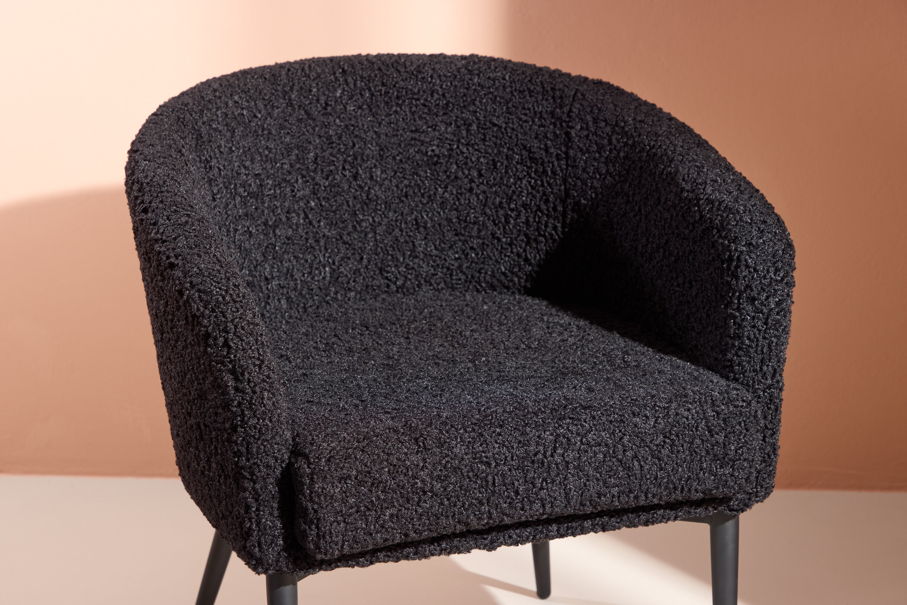Fluffy fauteuil noir 64 x 70 x 66 cm en situation dans une pièce décorée