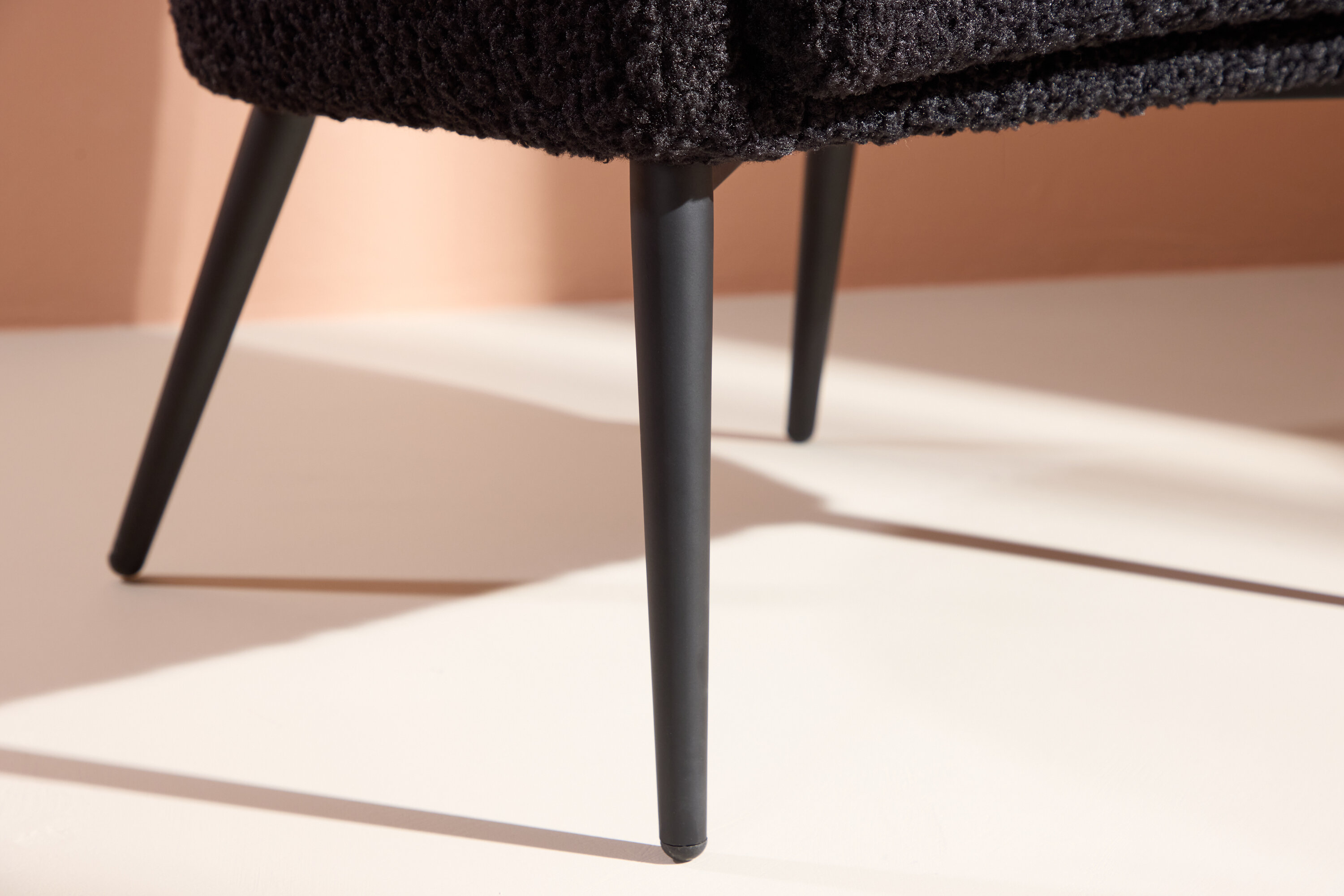 Fluffy fauteuil noir 64 x 70 x 66 cm en situation dans une pièce décorée