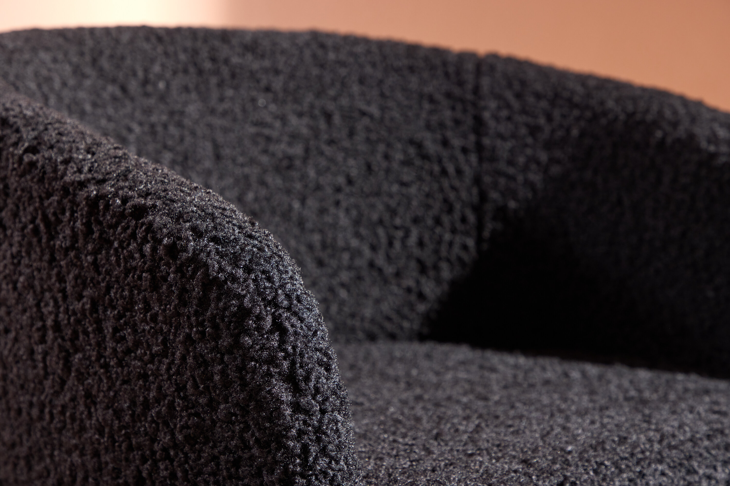Fluffy fauteuil noir 64 x 70 x 66 cm en situation dans une pièce décorée