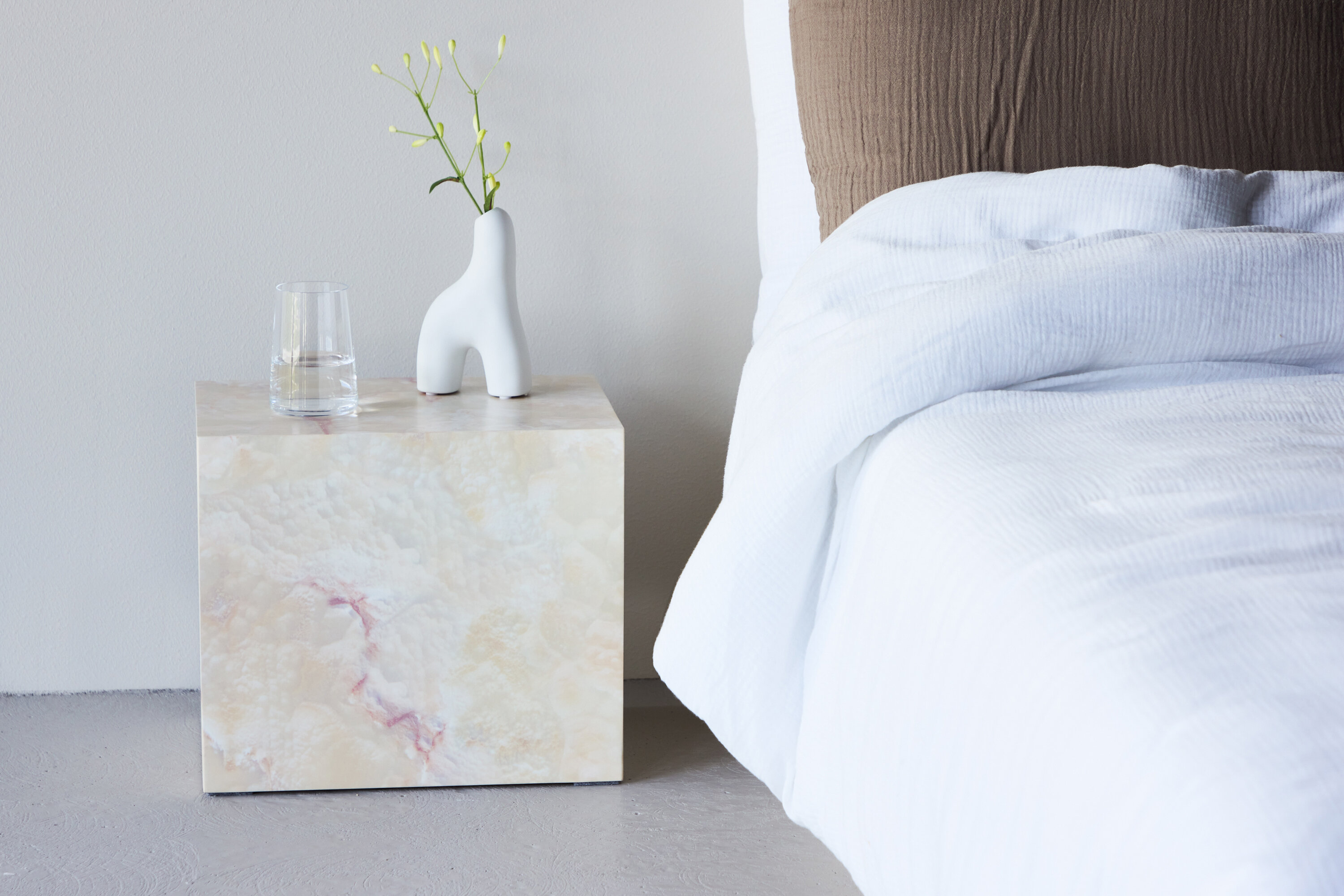 York table d'appoint beige 35 x 25 cm en situation dans une pièce décorée