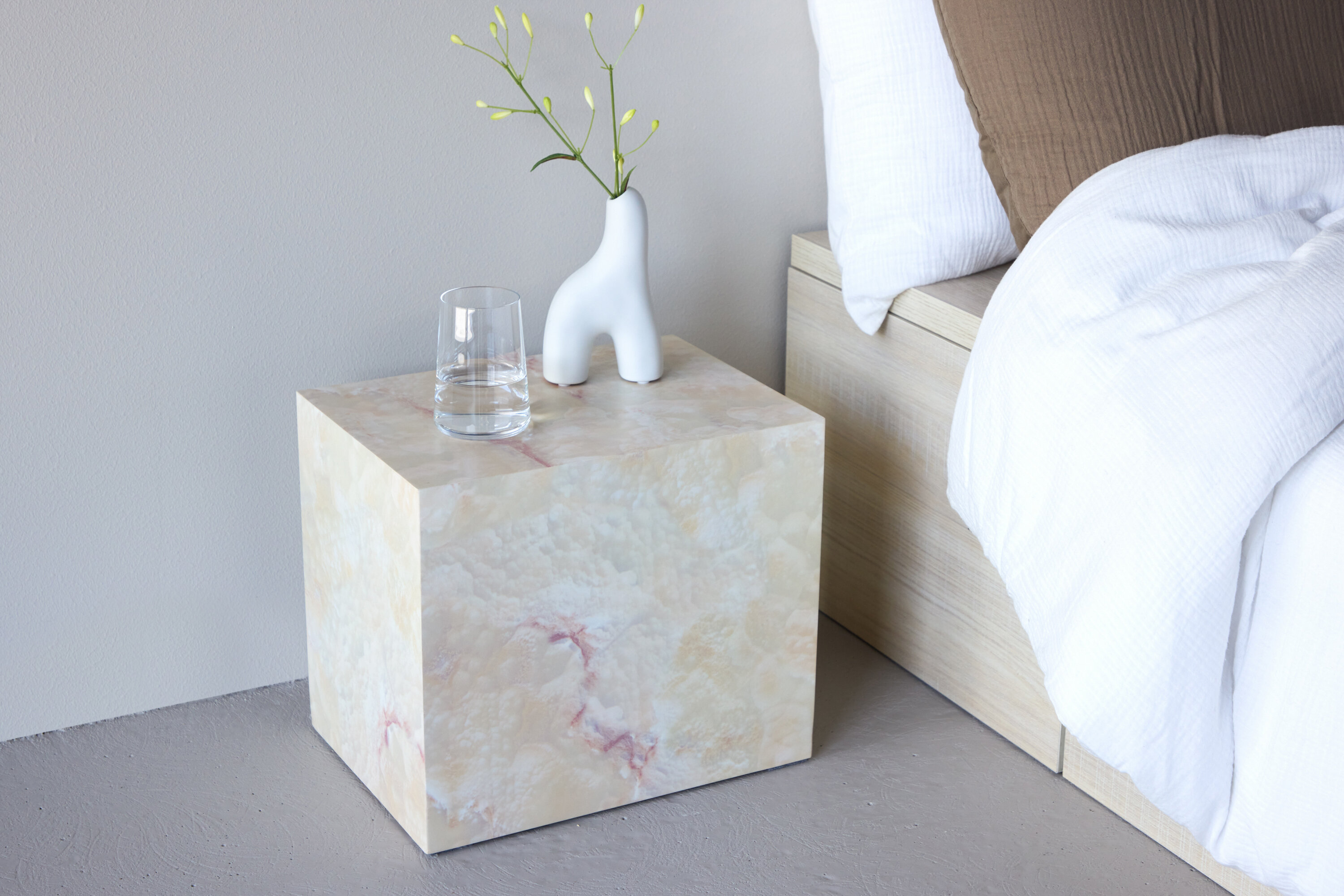 York table d'appoint beige 35 x 25 cm en situation dans une pièce décorée
