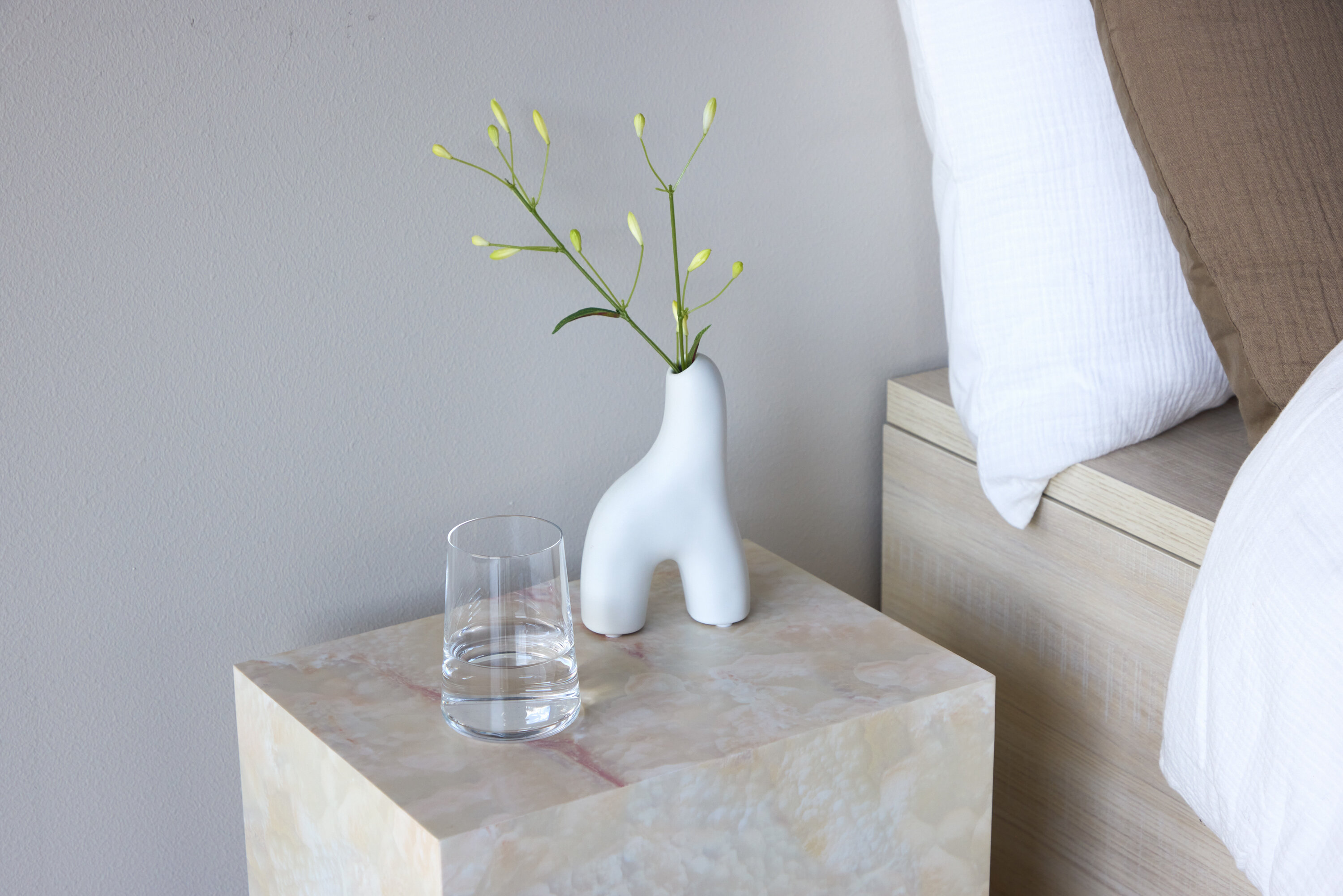 York table d'appoint beige 35 x 25 cm en situation dans une pièce décorée