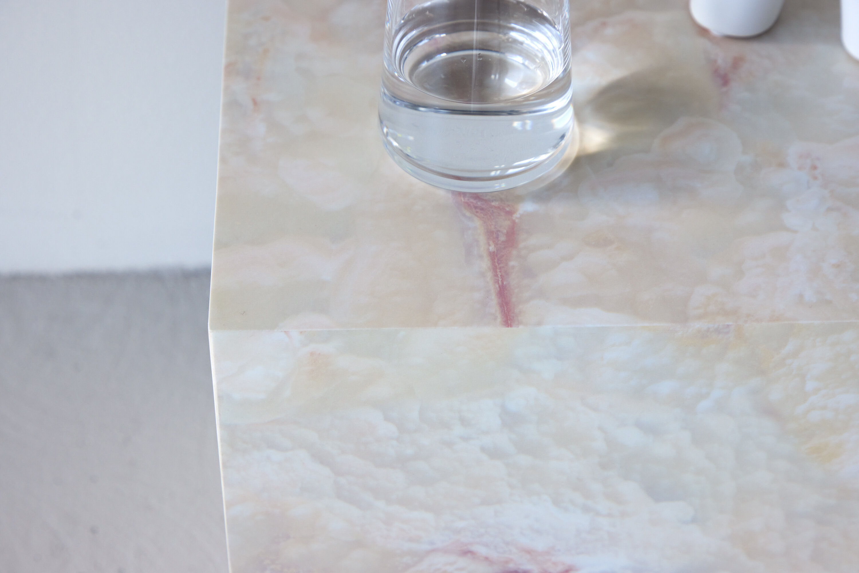 York table d'appoint beige 35 x 25 cm en situation dans une pièce décorée