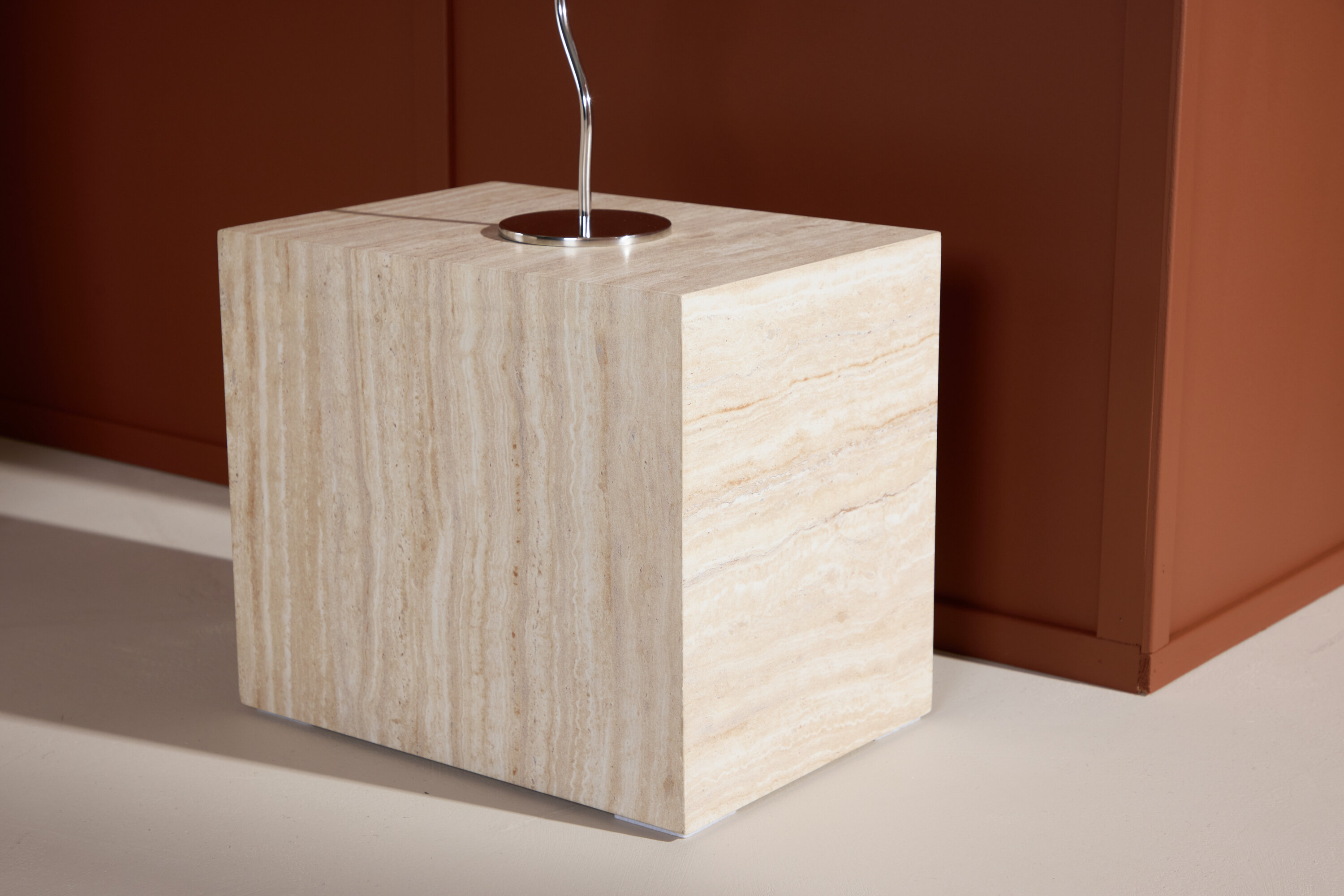 York table d'appoint beige 35 x 25 cm en situation dans une pièce décorée