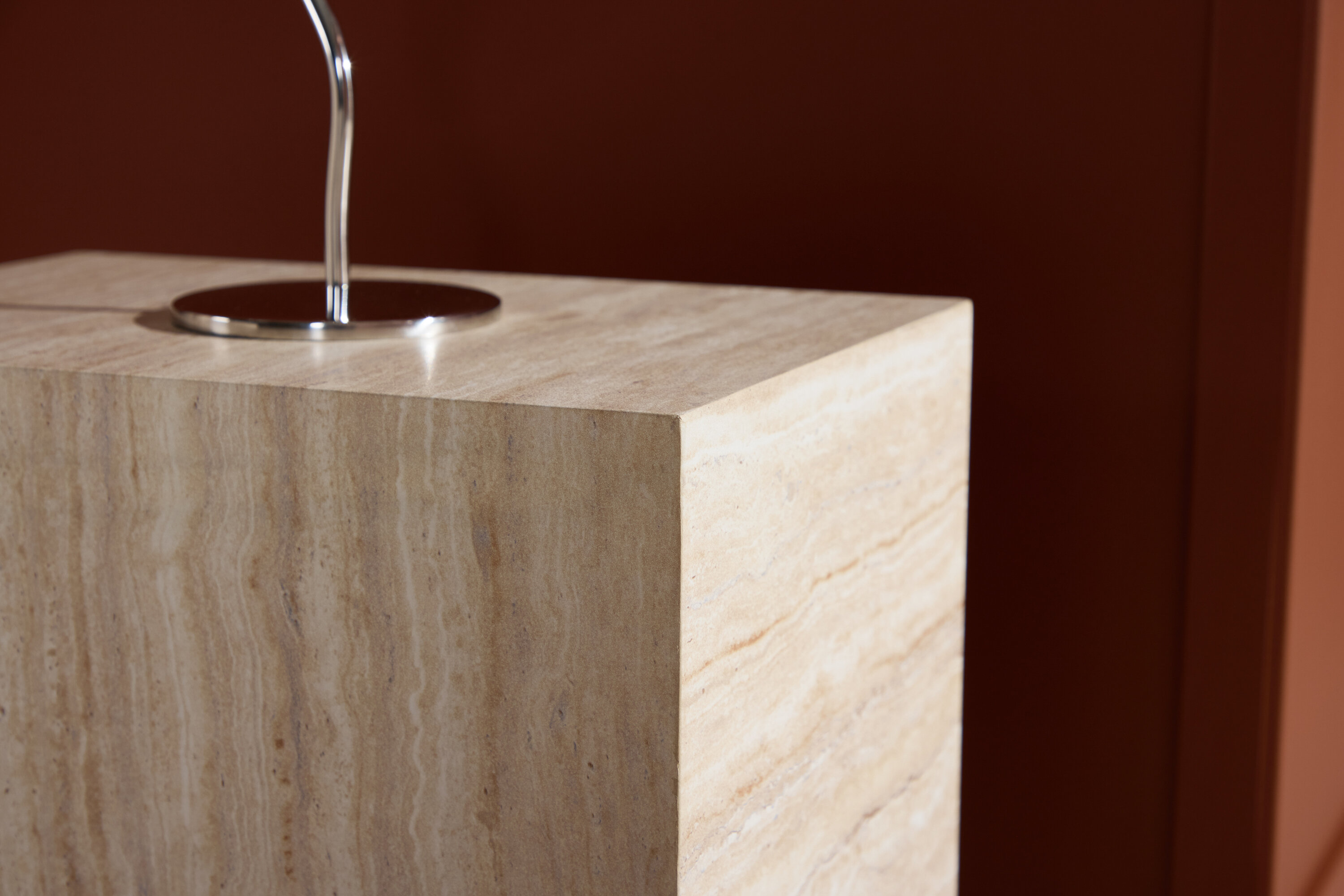 York table d'appoint beige 35 x 25 cm en situation dans une pièce décorée