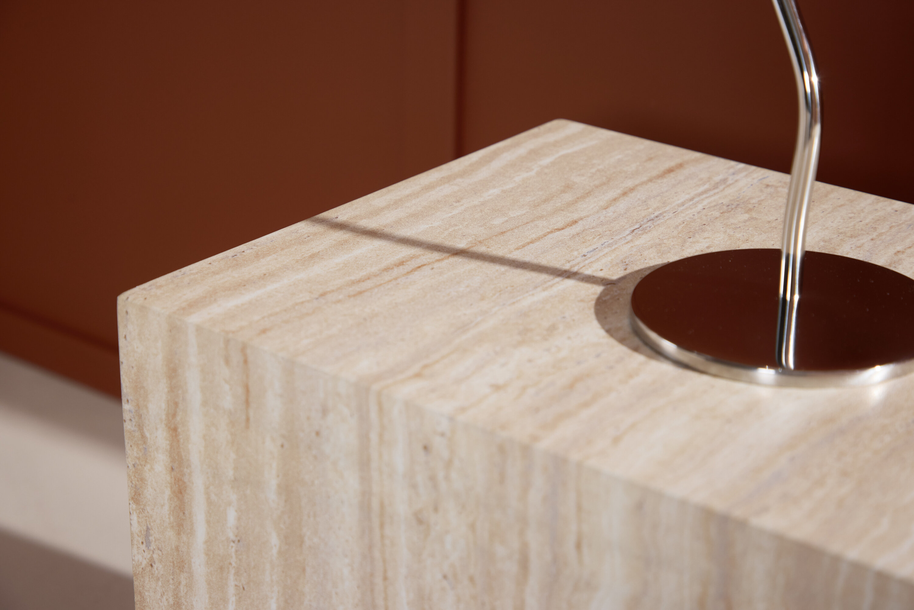 York table d'appoint beige 35 x 25 cm en situation dans une pièce décorée