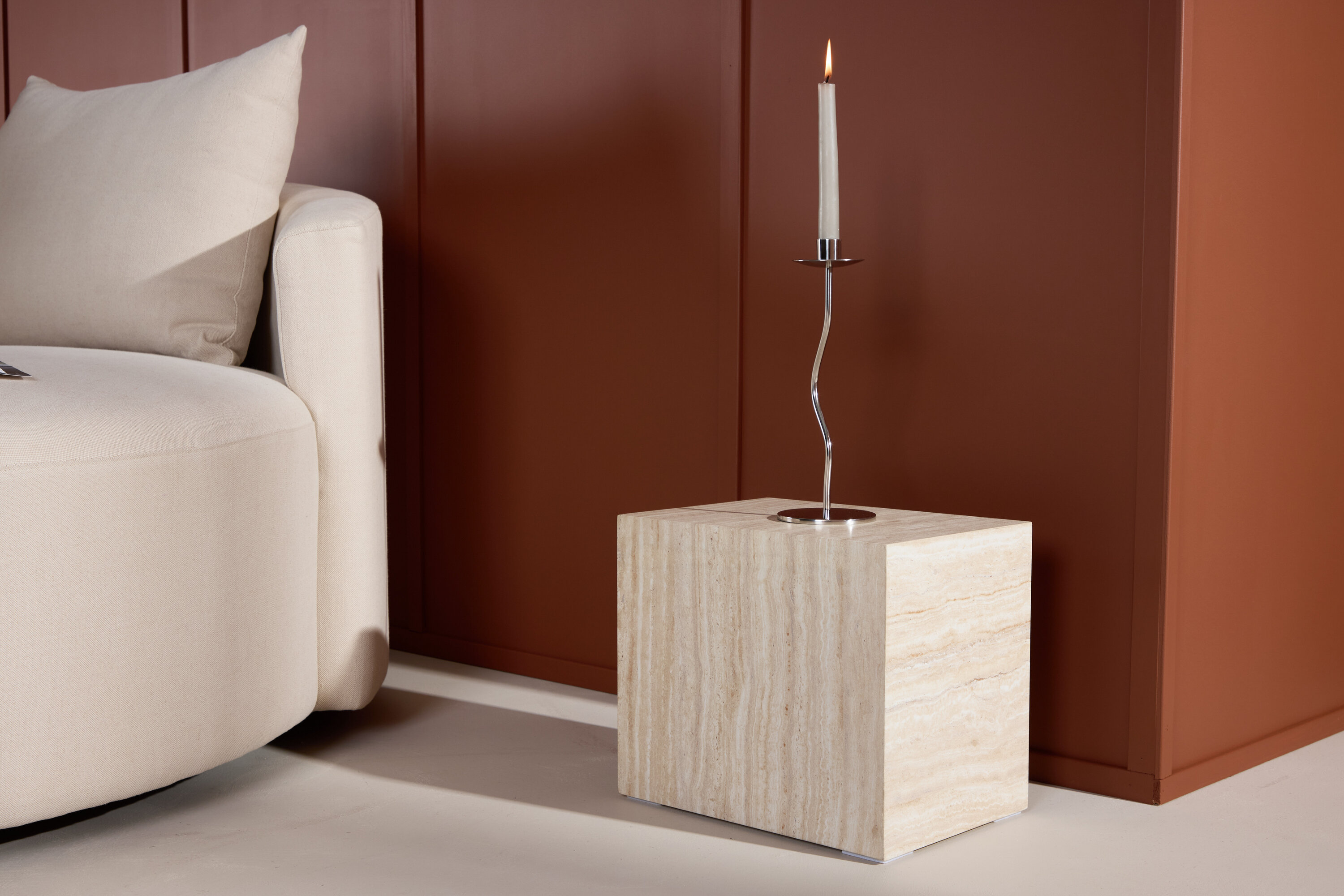 York table d'appoint beige 35 x 25 cm en situation dans une pièce décorée