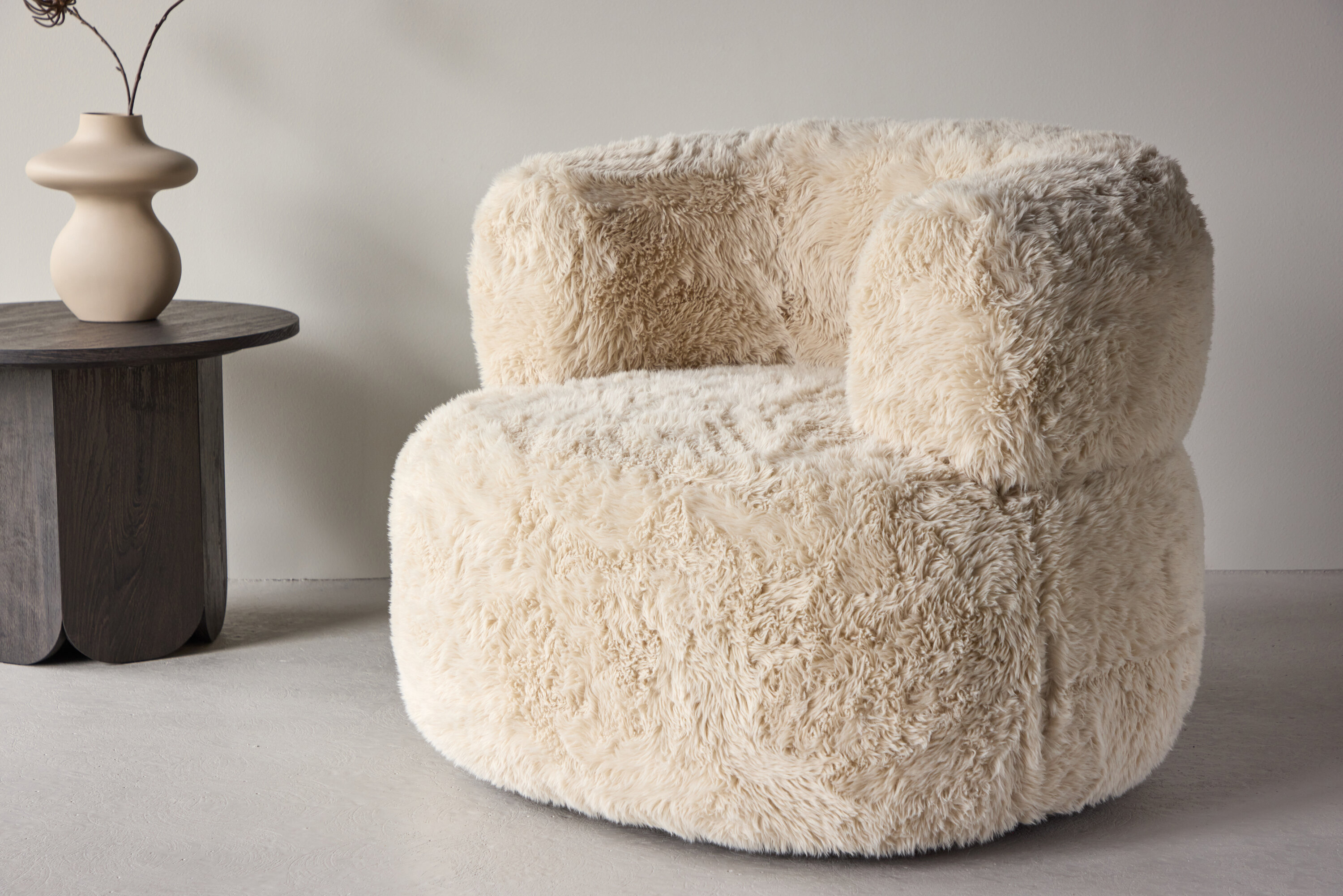 Gert fauteuil noir, blanc cassé 82 x 72 x 87 cm en situation dans une pièce décorée