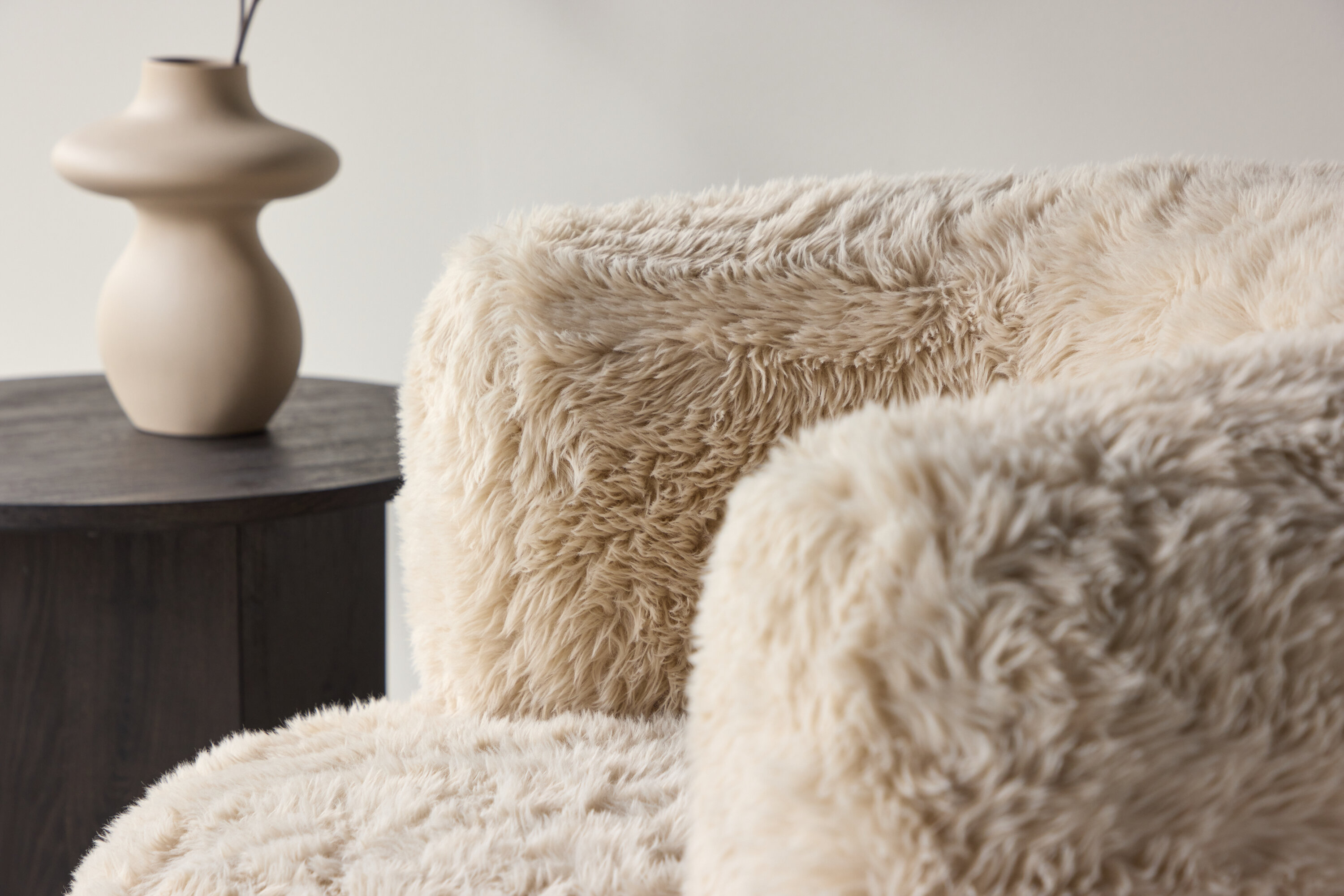Gert fauteuil noir, blanc cassé 82 x 72 x 87 cm en situation dans une pièce décorée