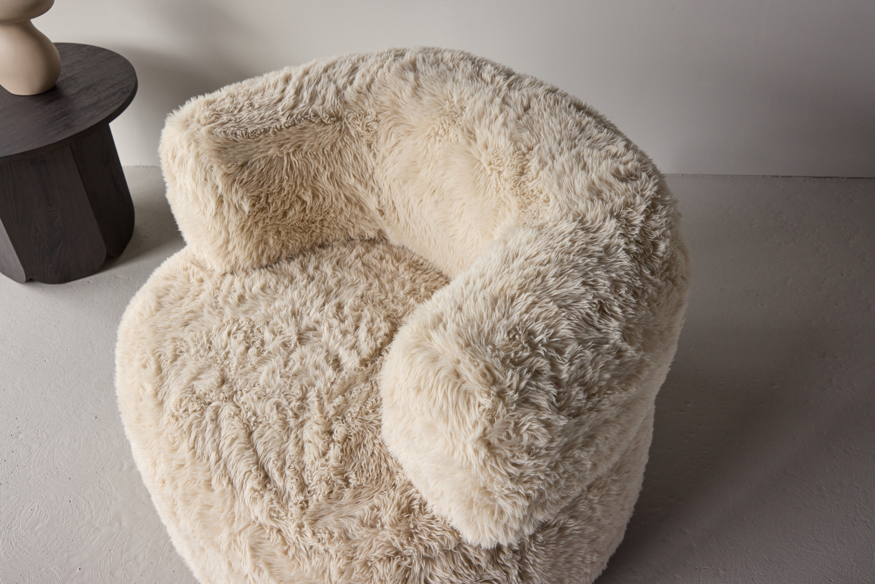 Gert fauteuil noir, blanc cassé 82 x 72 x 87 cm en situation dans une pièce décorée