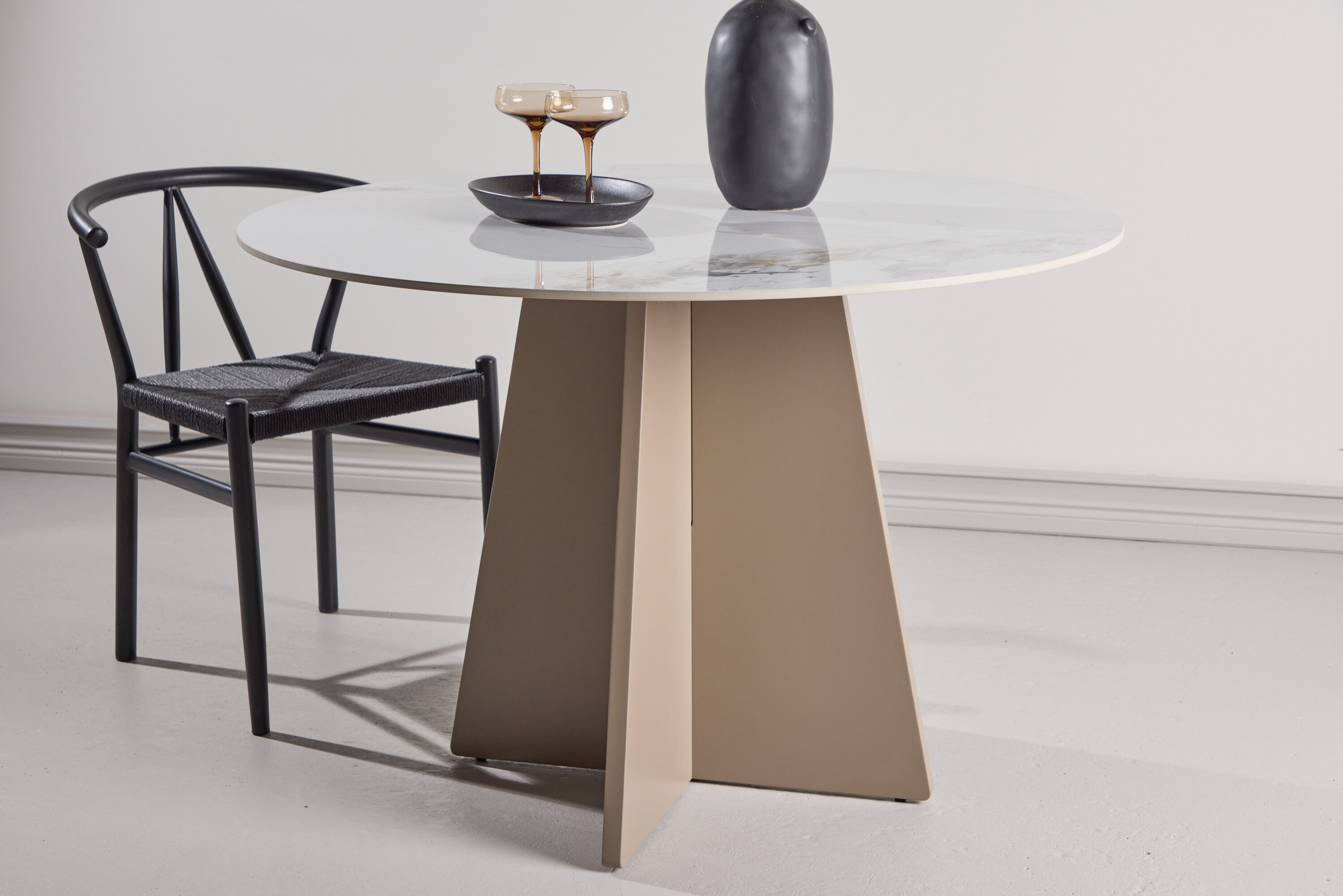 Bootcut table à manger ronde beige ⌀110 cm en situation dans une pièce décorée