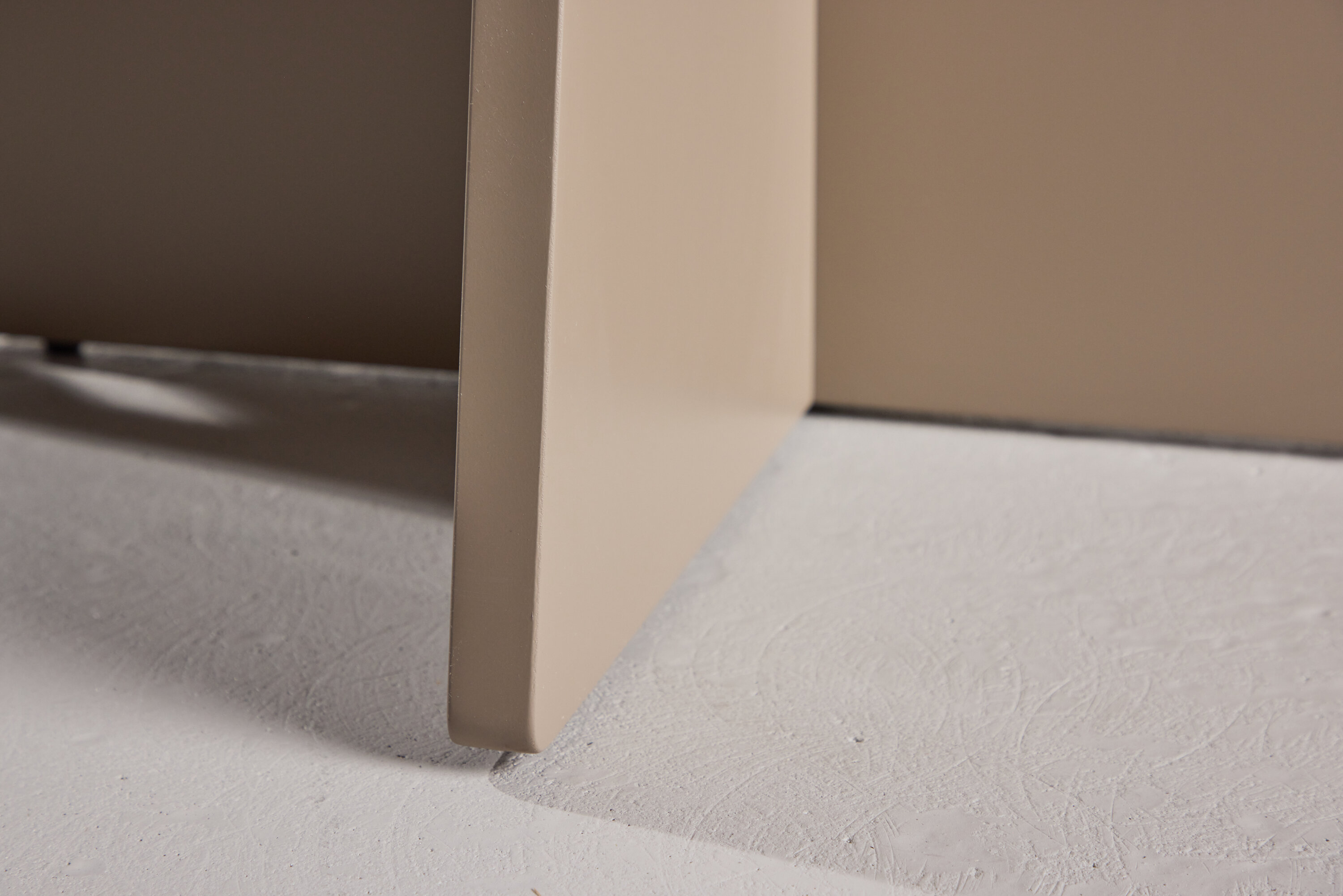 Bootcut table à manger ronde beige ⌀110 cm en situation dans une pièce décorée