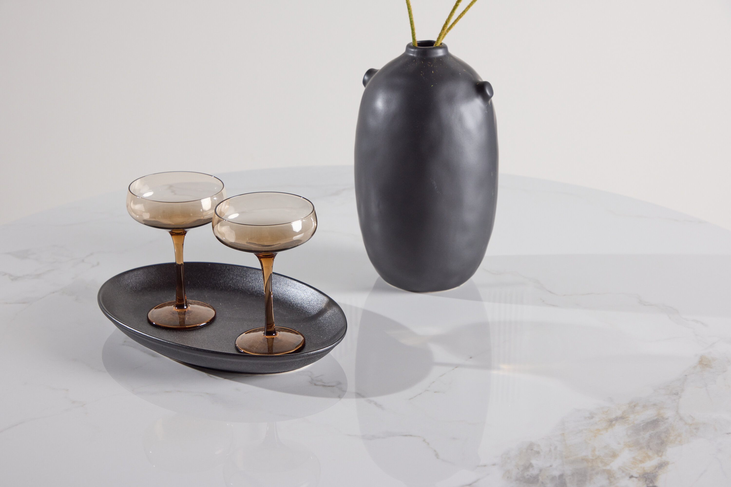 Bootcut table à manger ronde beige ⌀110 cm en situation dans une pièce décorée