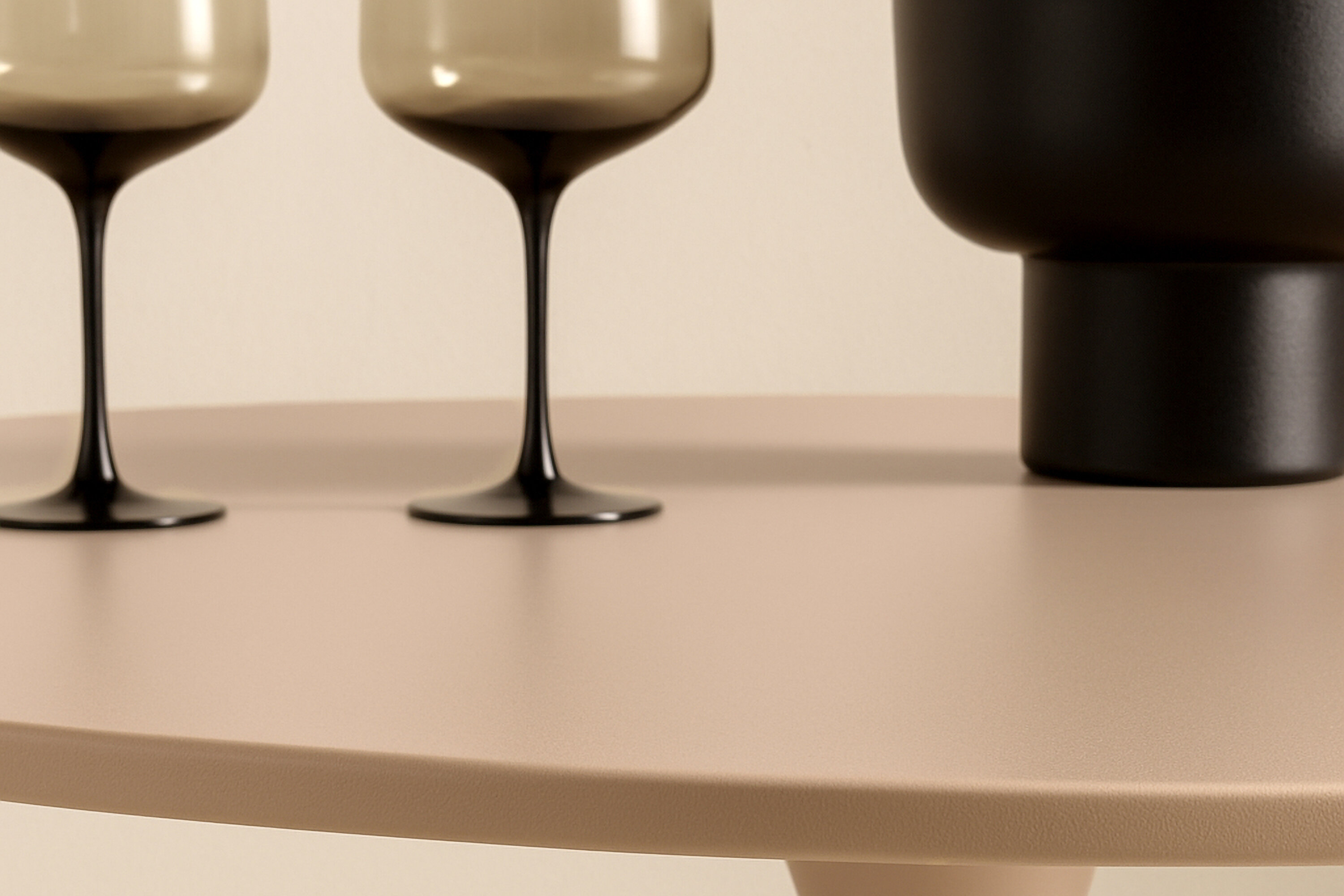 Glade table à manger ronde beige ⌀100 cm en situation dans une pièce décorée