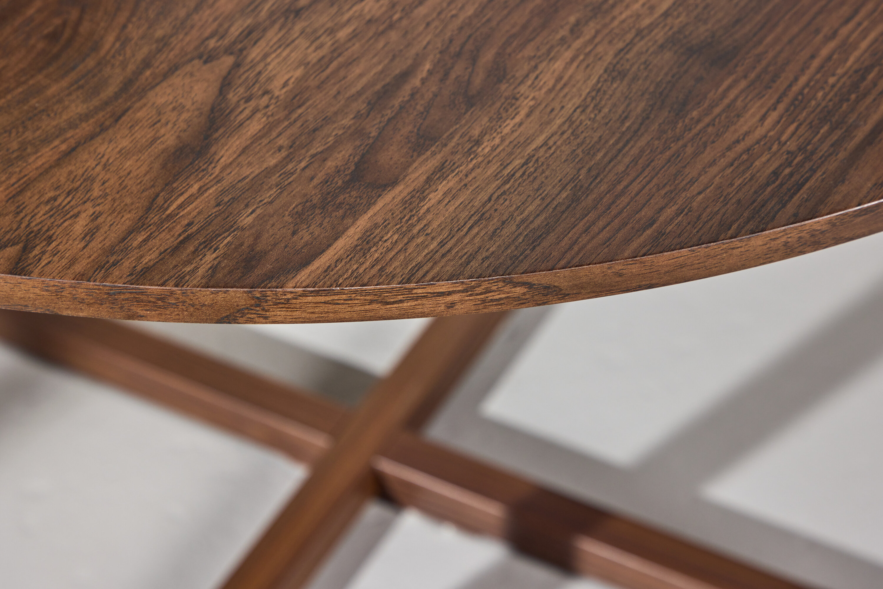Durango table à manger ronde noyer ⌀120 cm en situation dans une pièce décorée