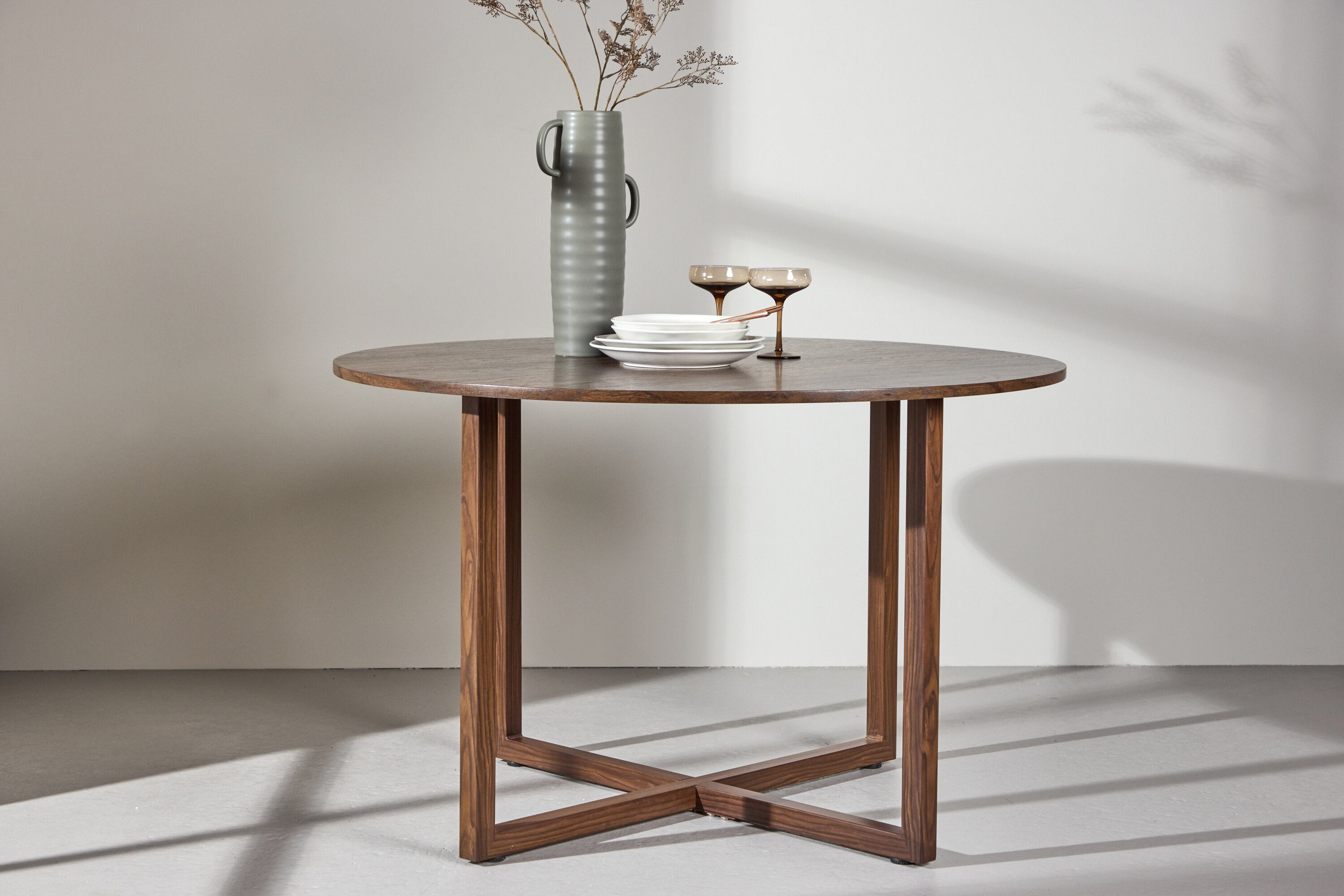 Durango table à manger ronde noyer ⌀120 cm en situation dans une pièce décorée