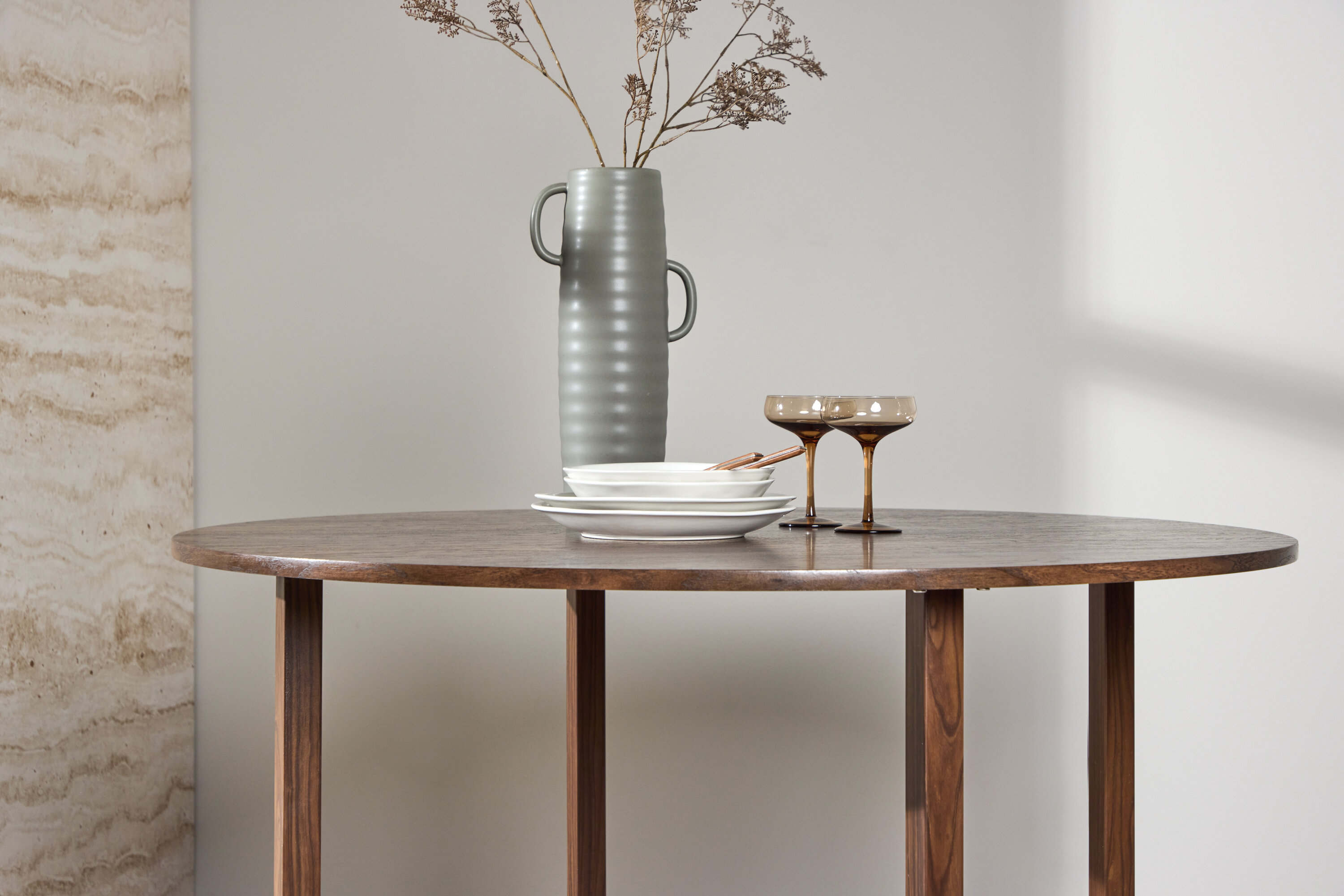 Durango table à manger ronde noyer ⌀120 cm en situation dans une pièce décorée