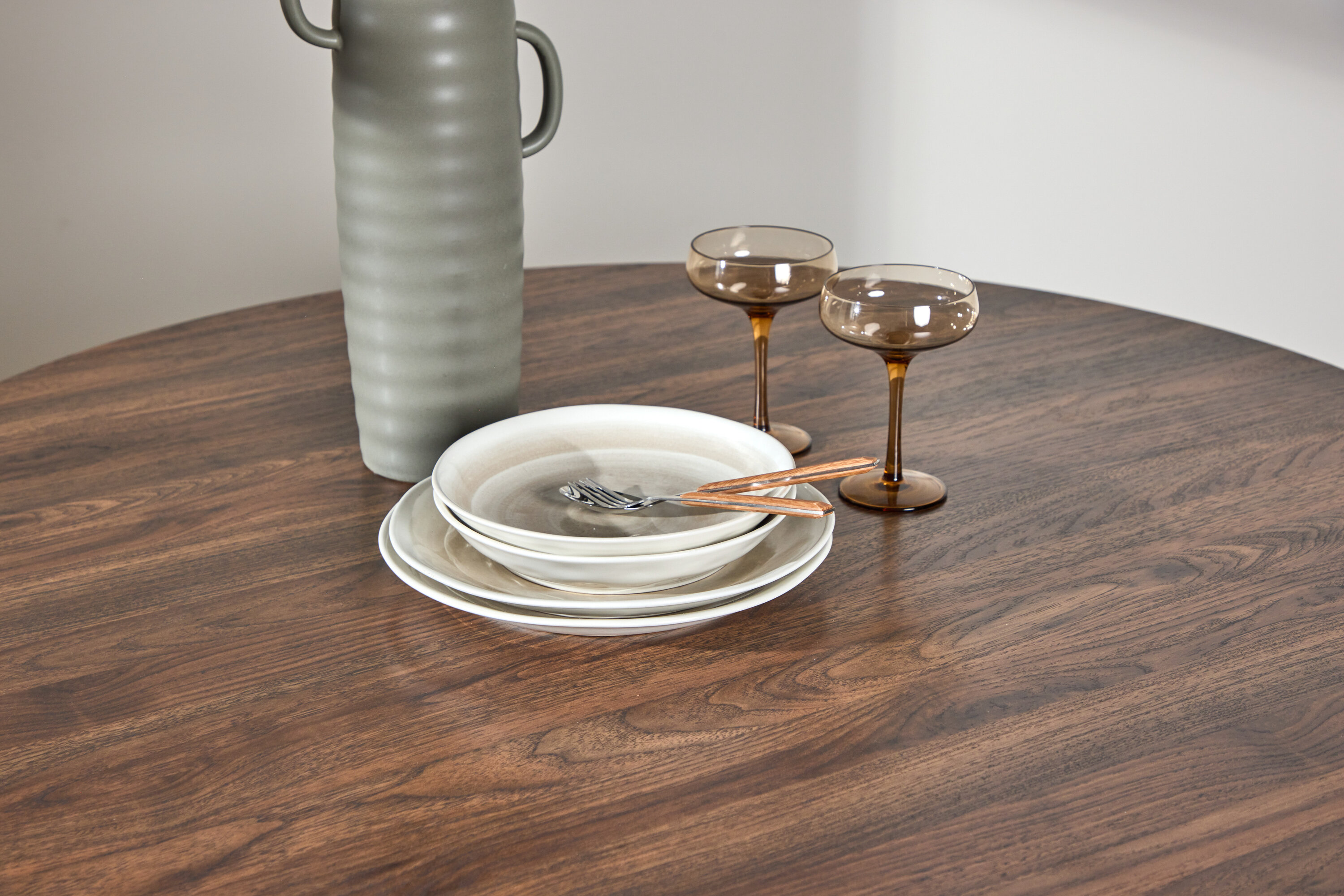 Durango table à manger ronde noyer ⌀120 cm en situation dans une pièce décorée