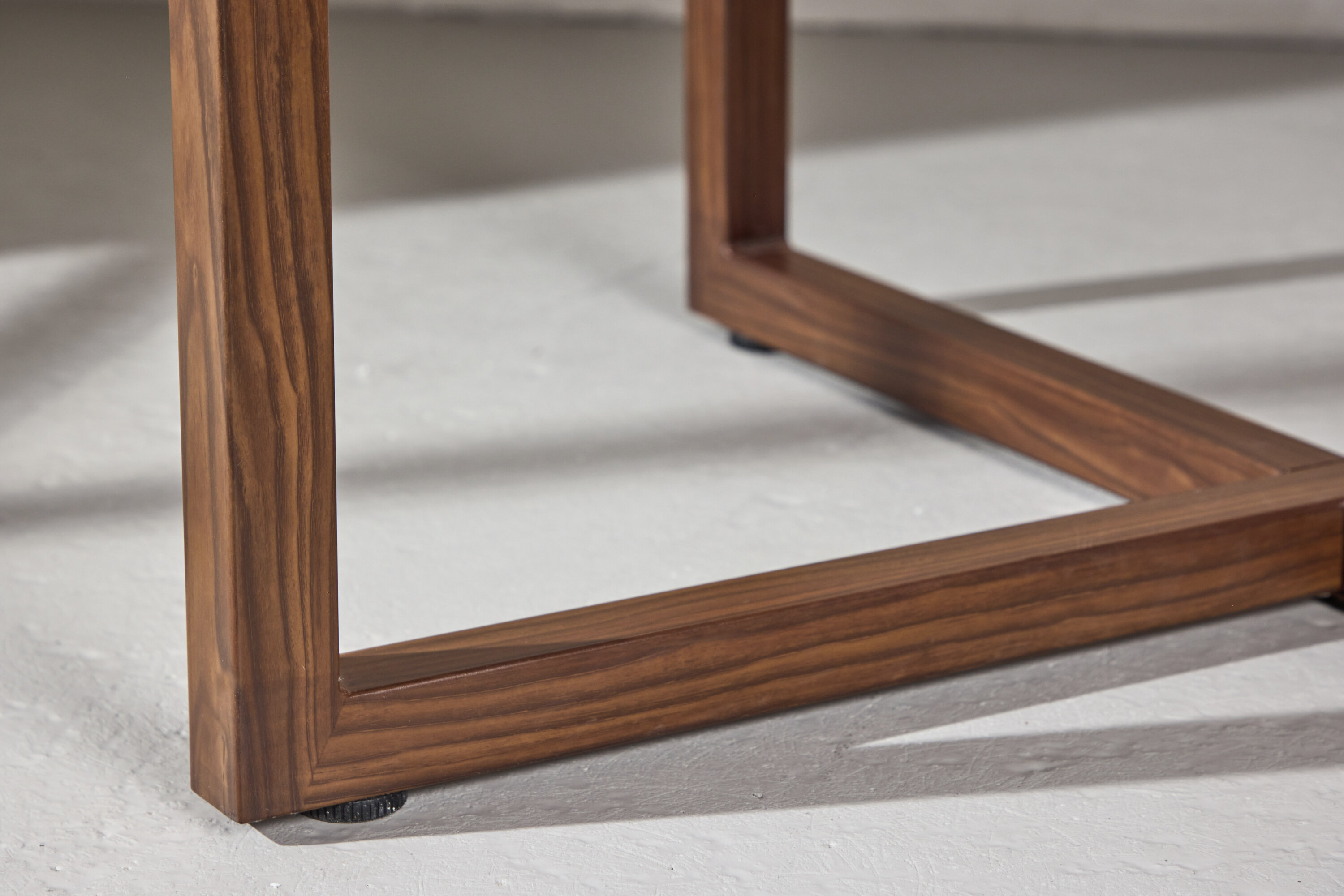Durango table à manger ronde noyer ⌀120 cm en situation dans une pièce décorée