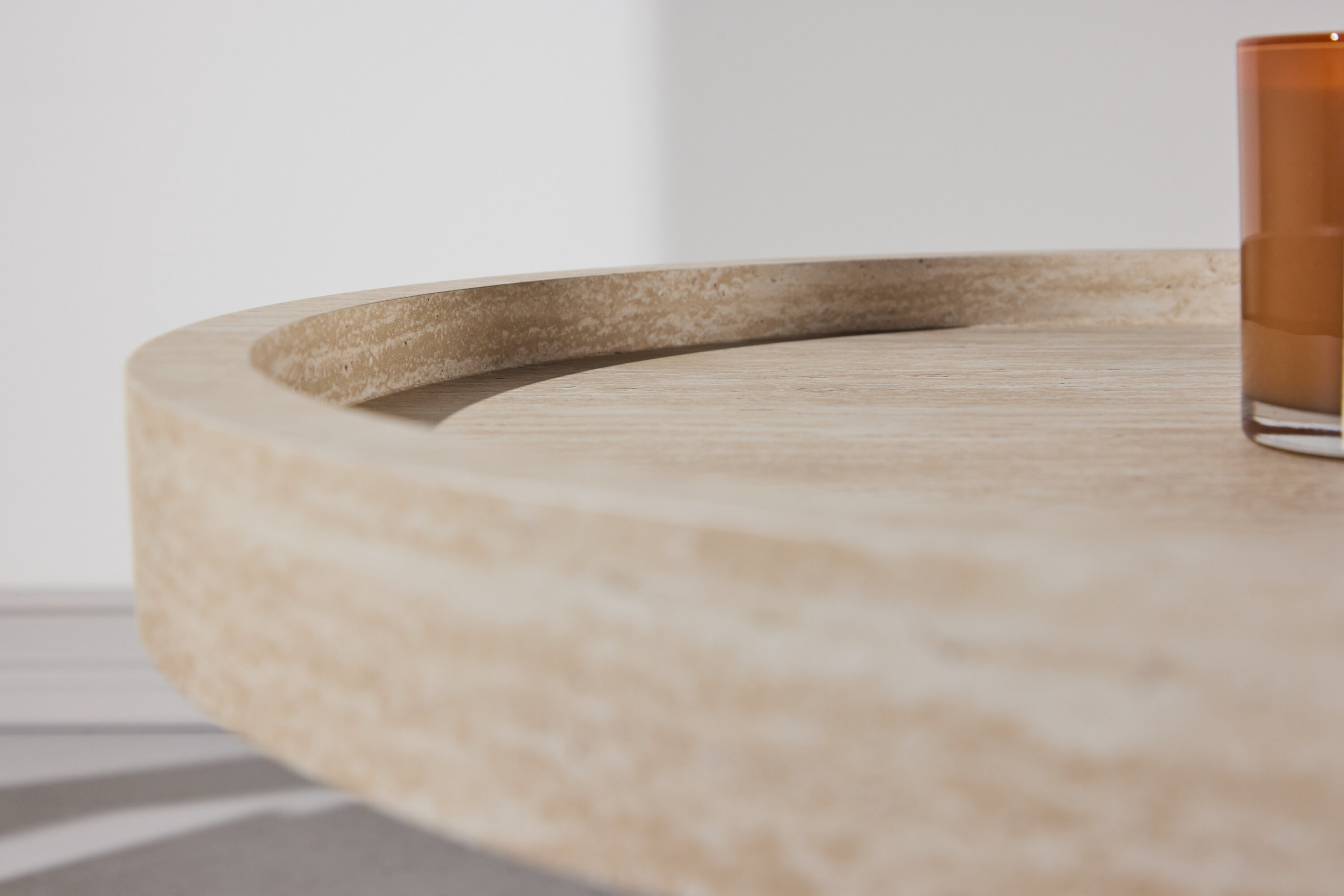 Krille table d'appoint beige ⌀60 cm en situation dans une pièce décorée