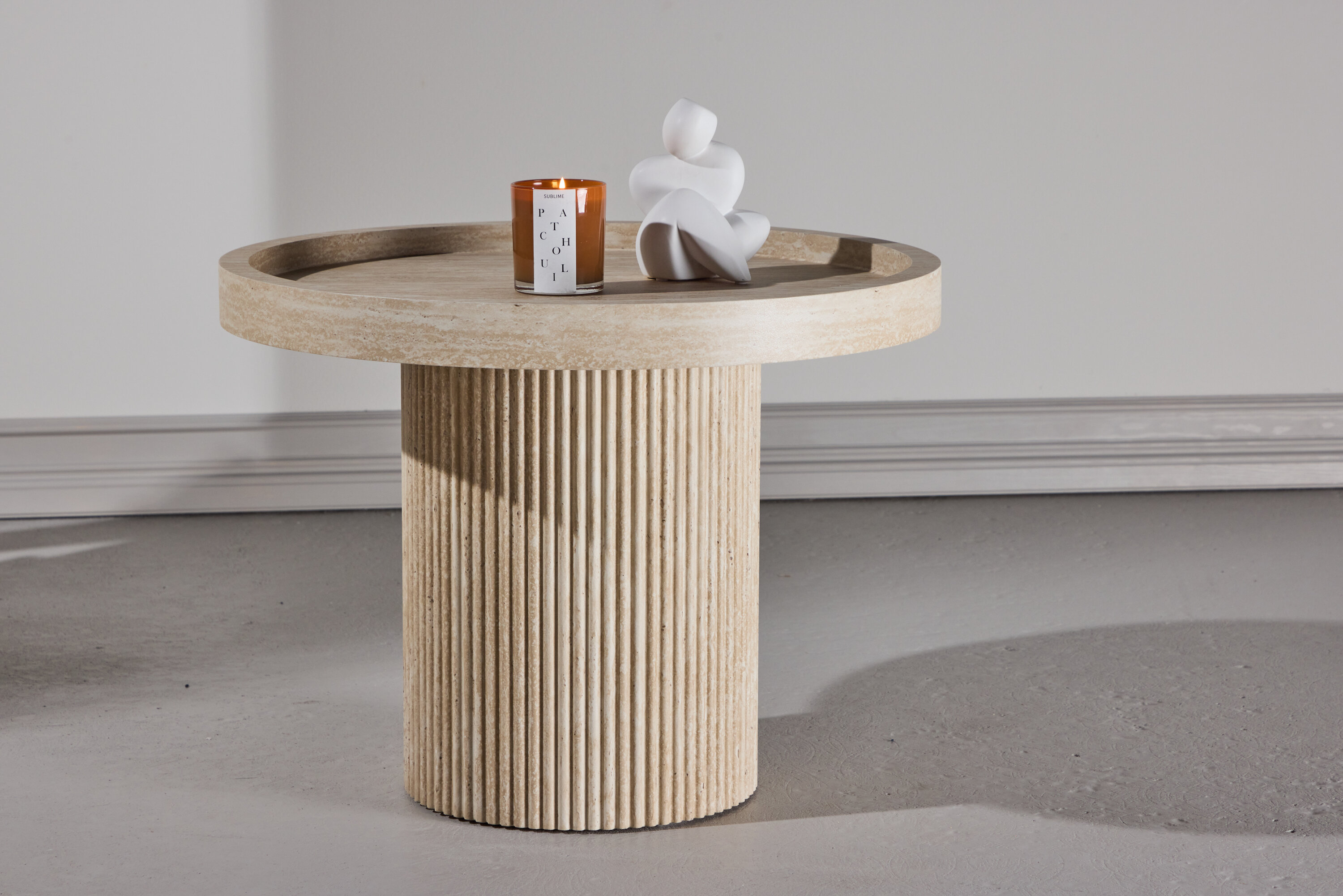 Krille table d'appoint beige ⌀60 cm en situation dans une pièce décorée