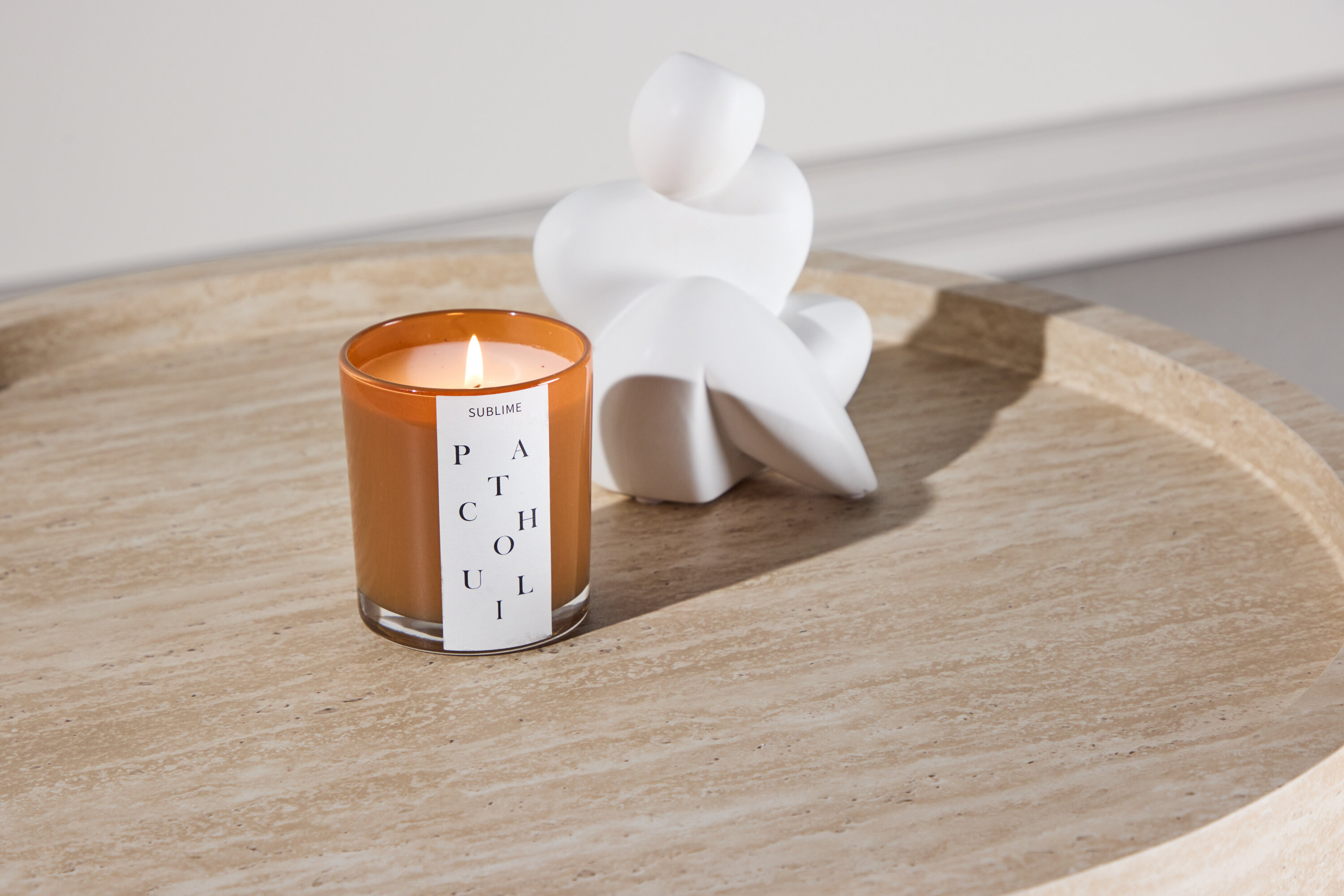 Krille table d'appoint beige ⌀60 cm en situation dans une pièce décorée