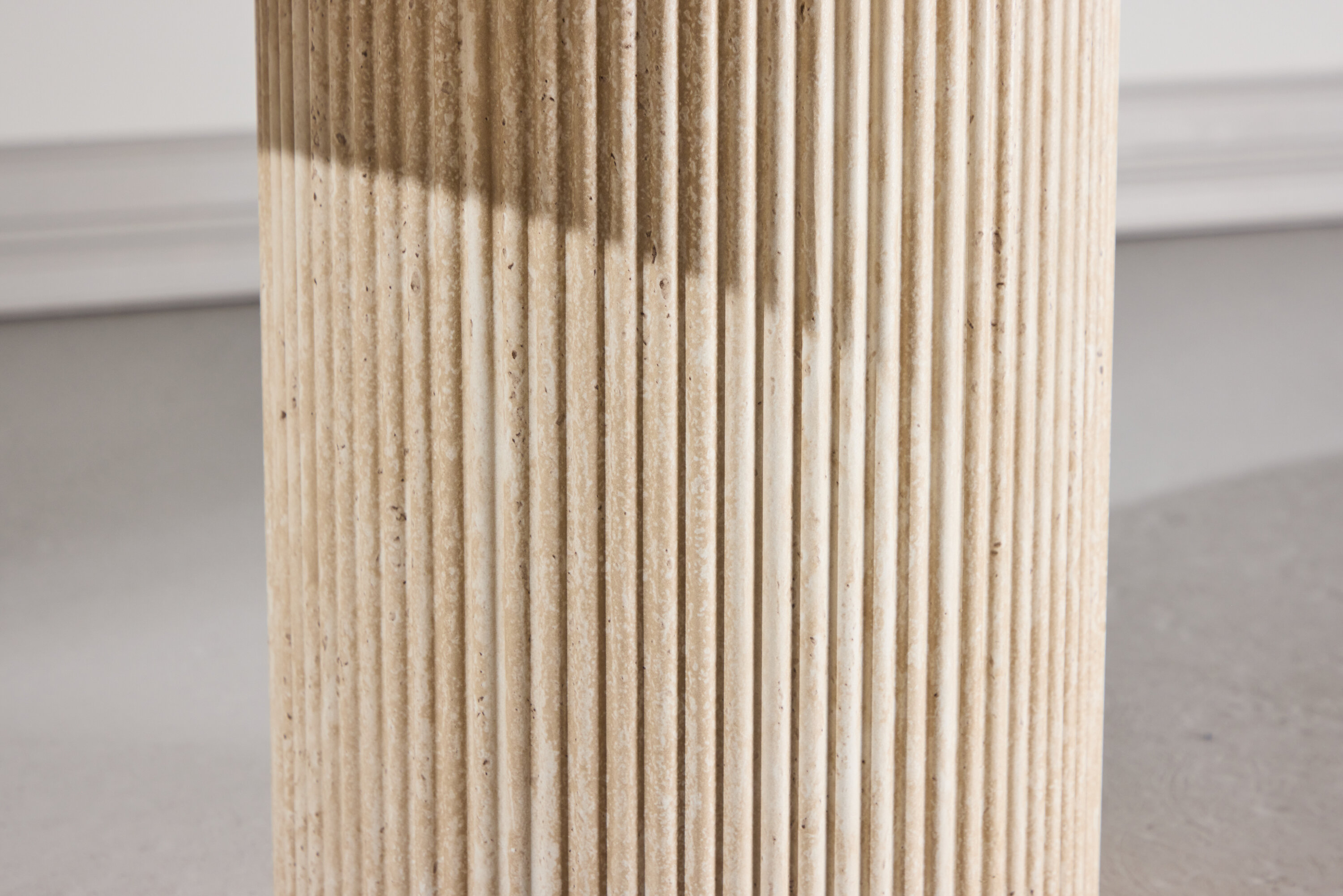 Krille table d'appoint beige ⌀60 cm en situation dans une pièce décorée