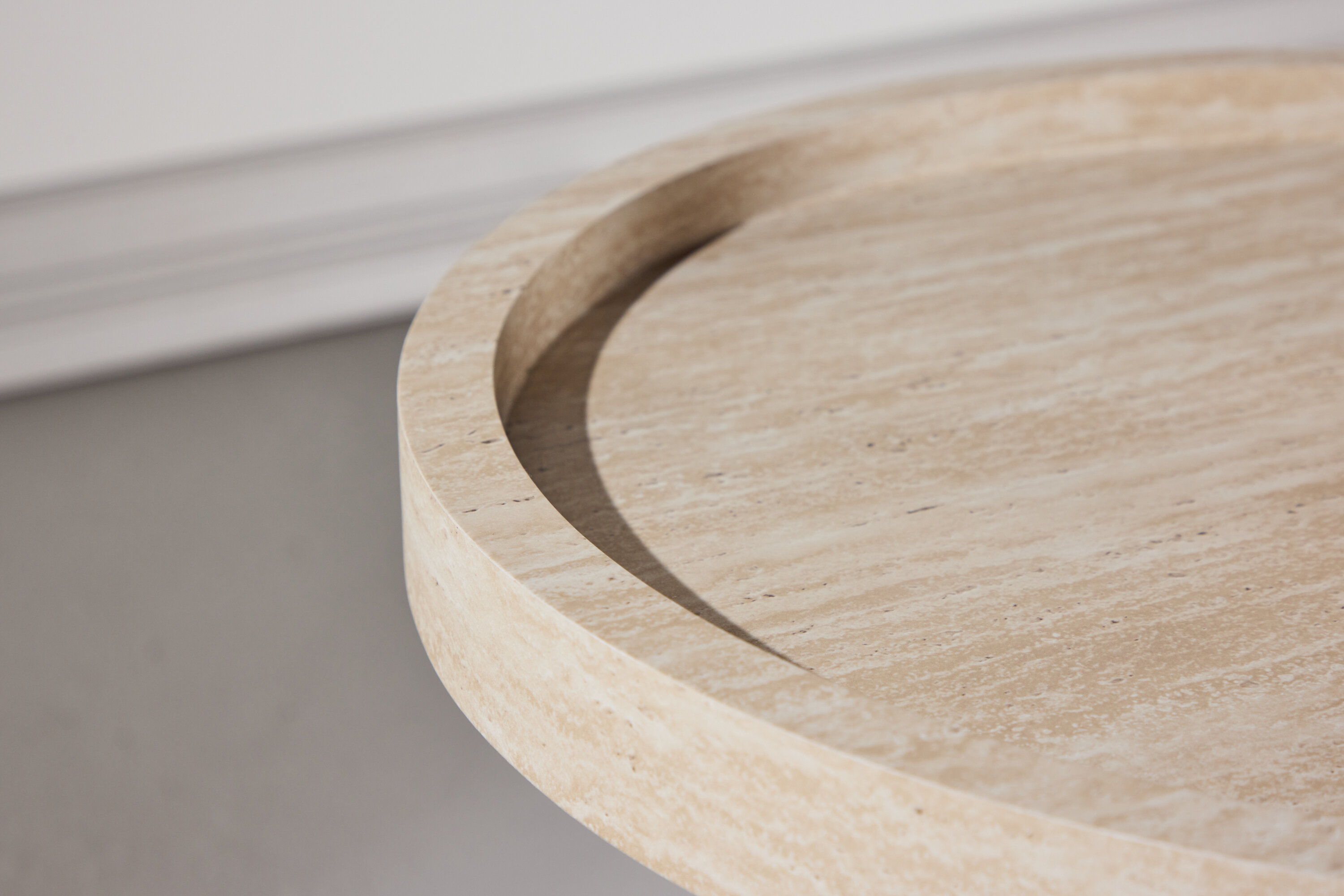 Krille table d'appoint beige ⌀60 cm en situation dans une pièce décorée