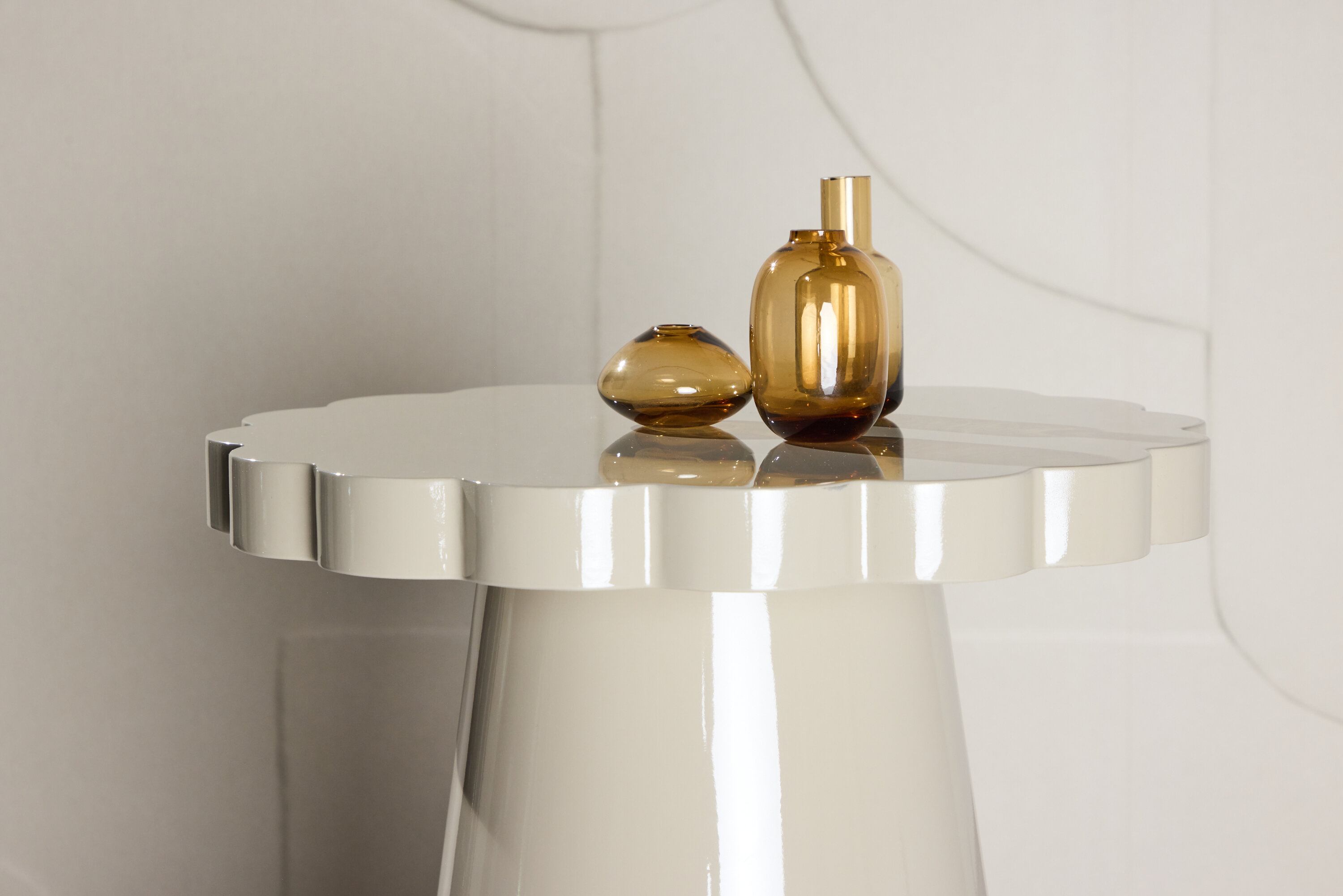 Krull table d'appoint beige ⌀45 cm en situation dans une pièce décorée
