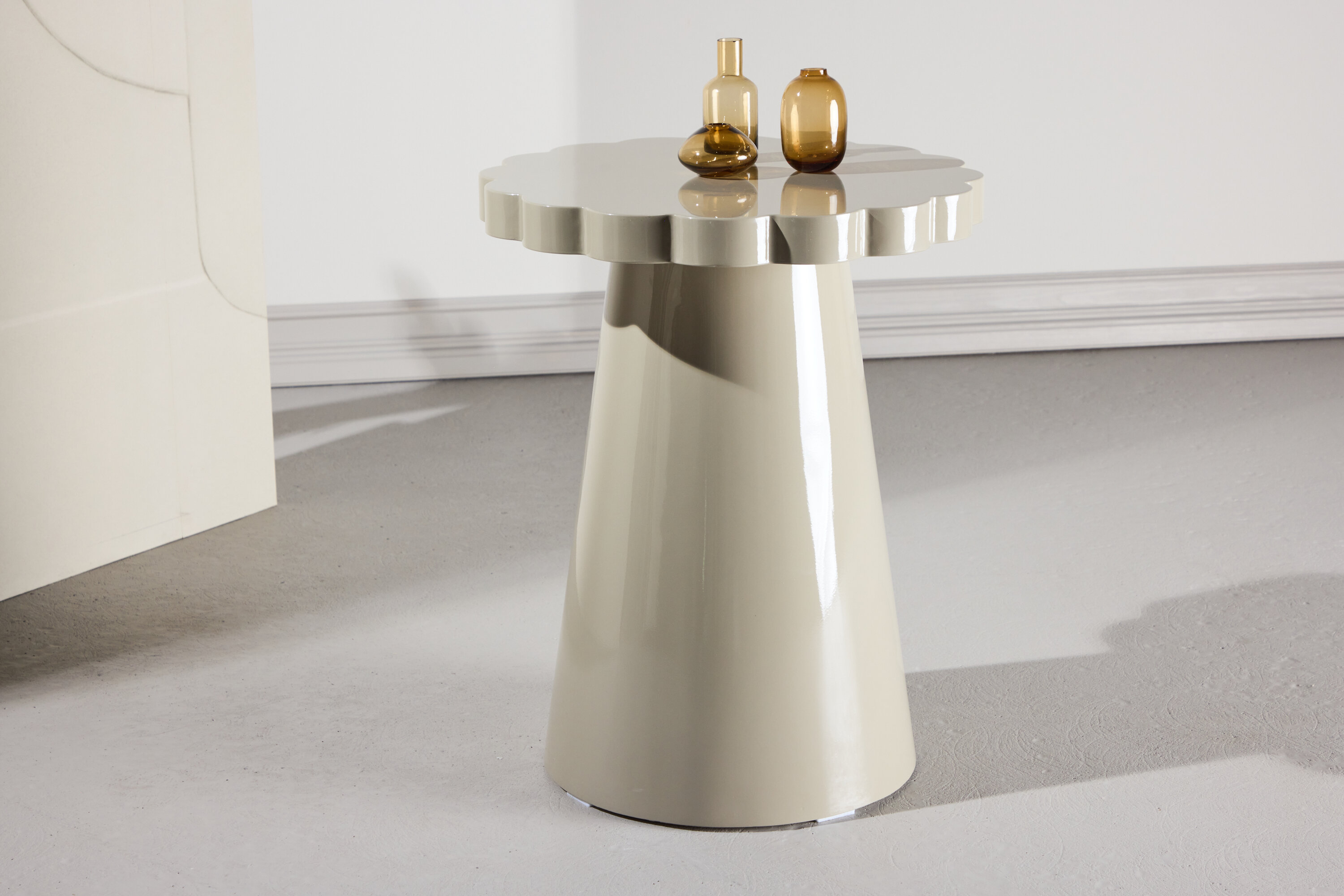 Krull table d'appoint beige ⌀45 cm en situation dans une pièce décorée