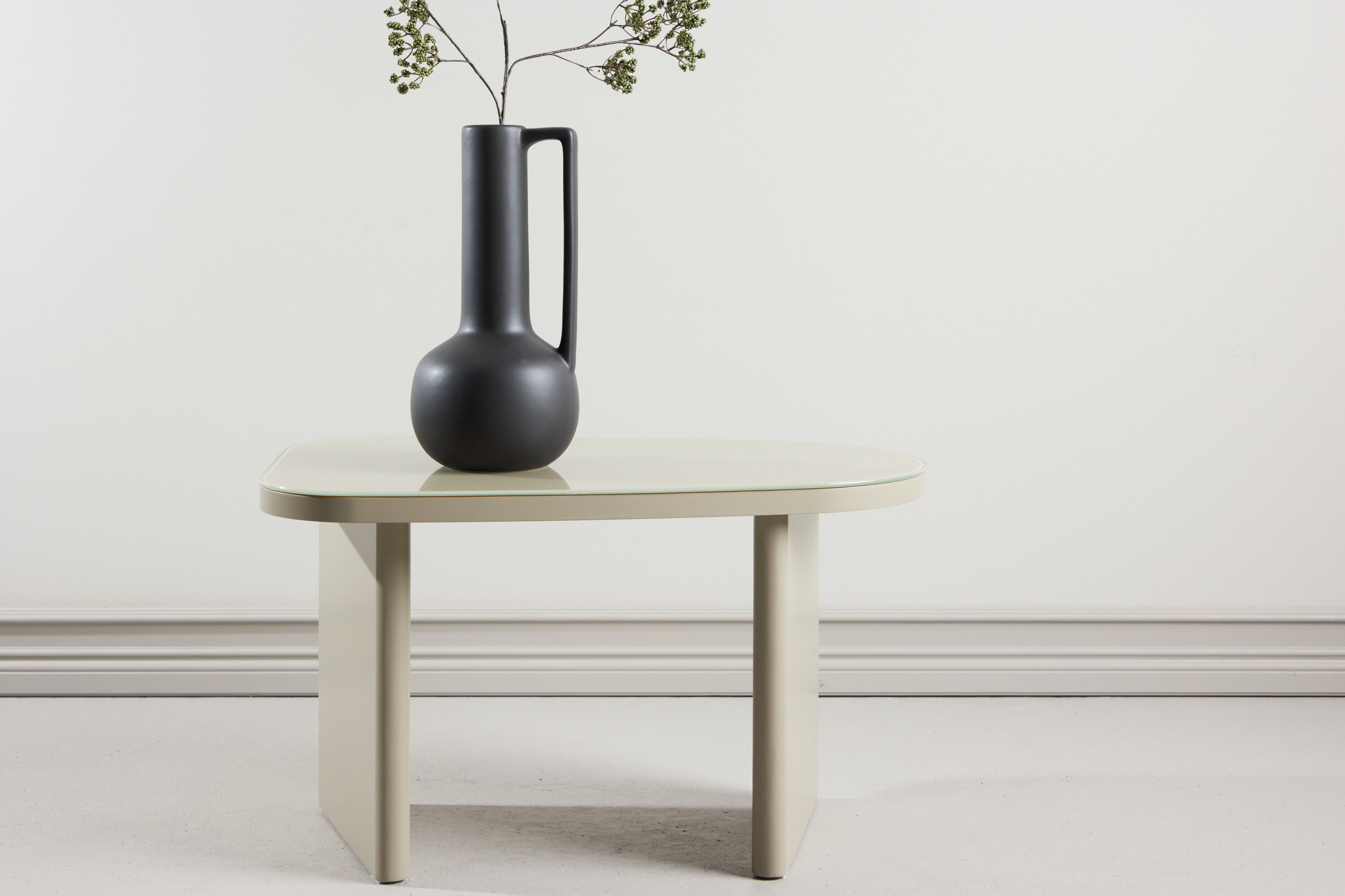 Grönvik table d'appoint beige 70 x 45 cm en situation dans une pièce décorée