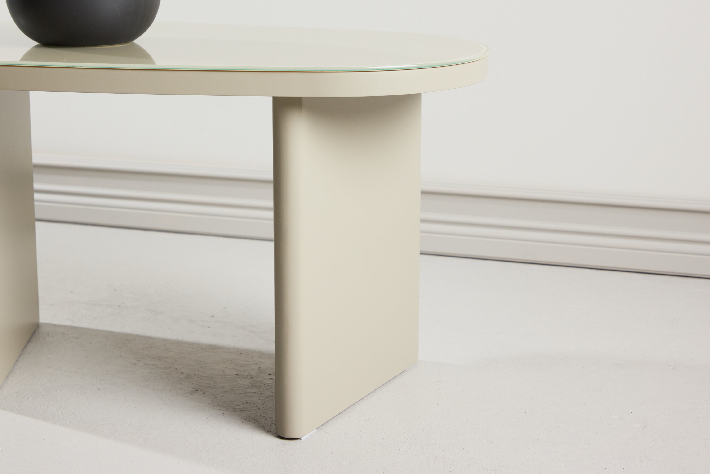 Grönvik table d'appoint beige 70 x 45 cm en situation dans une pièce décorée