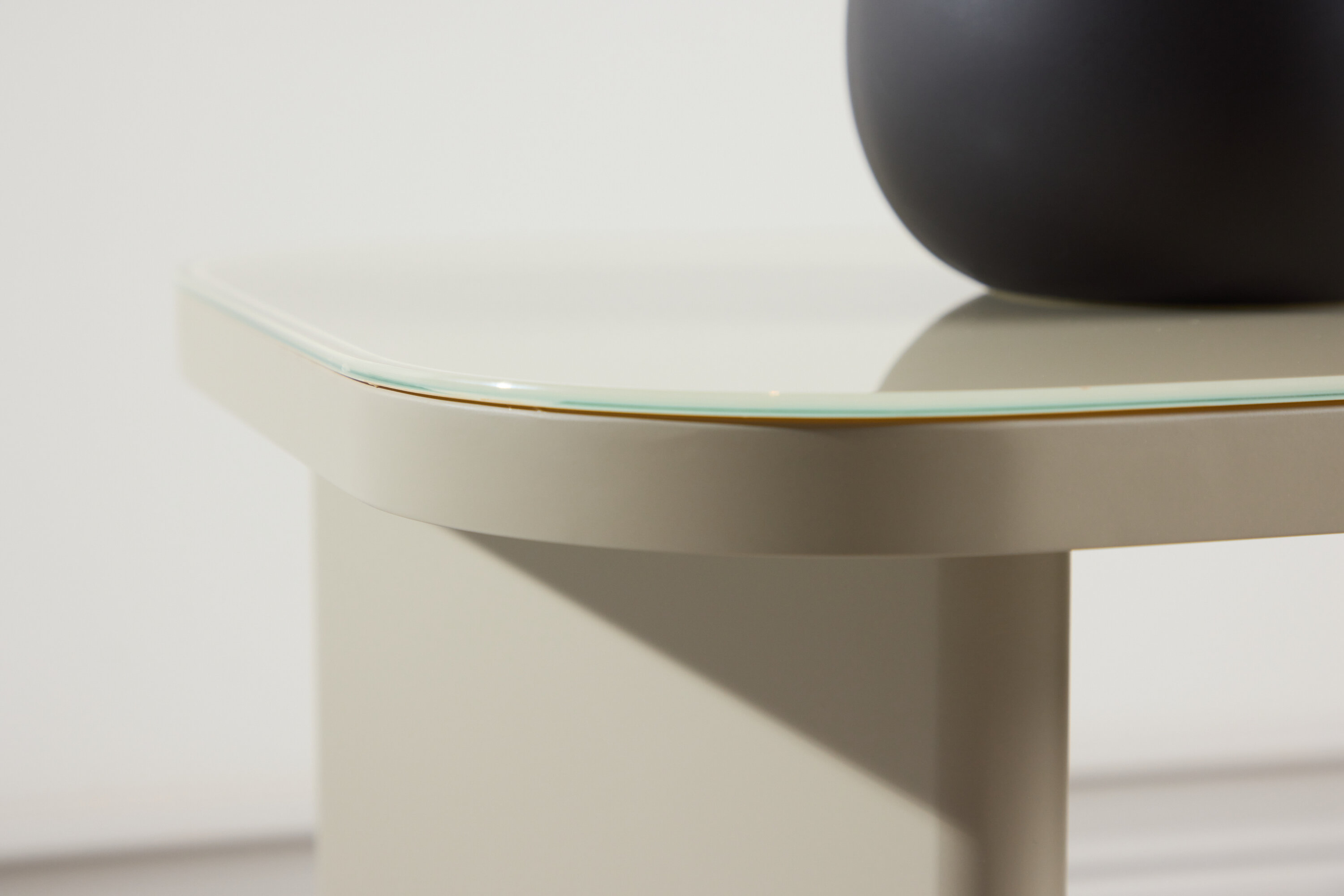 Grönvik table d'appoint beige 70 x 45 cm en situation dans une pièce décorée