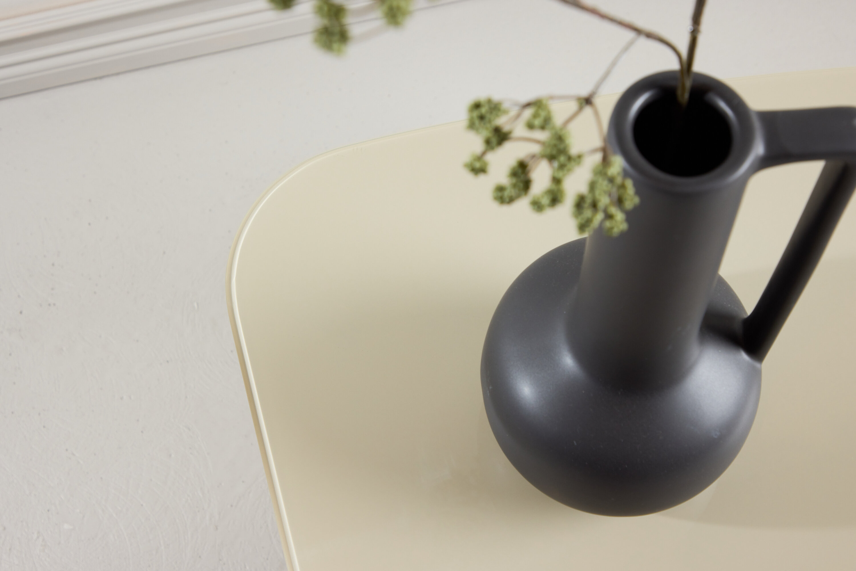 Grönvik table d'appoint beige 70 x 45 cm en situation dans une pièce décorée
