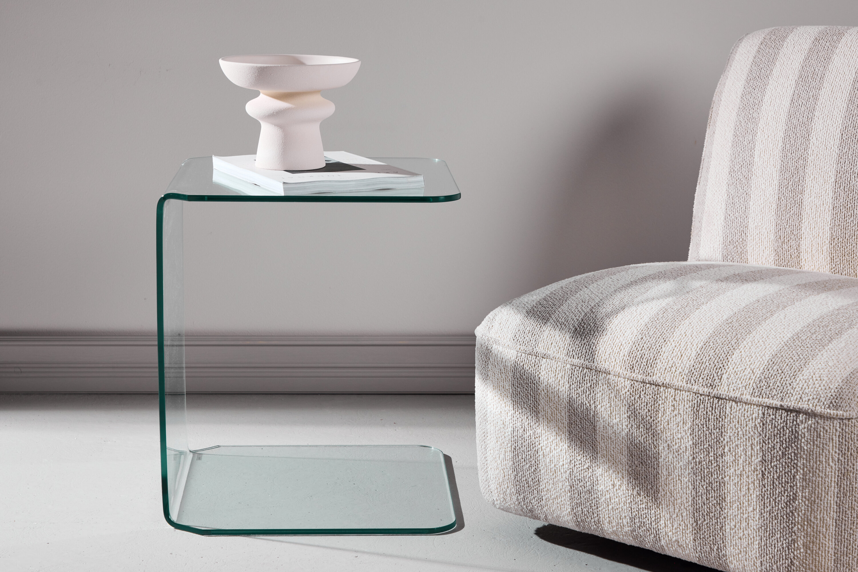 Telemark table d'appoint transparent 45 x 45 cm en situation dans une pièce décorée