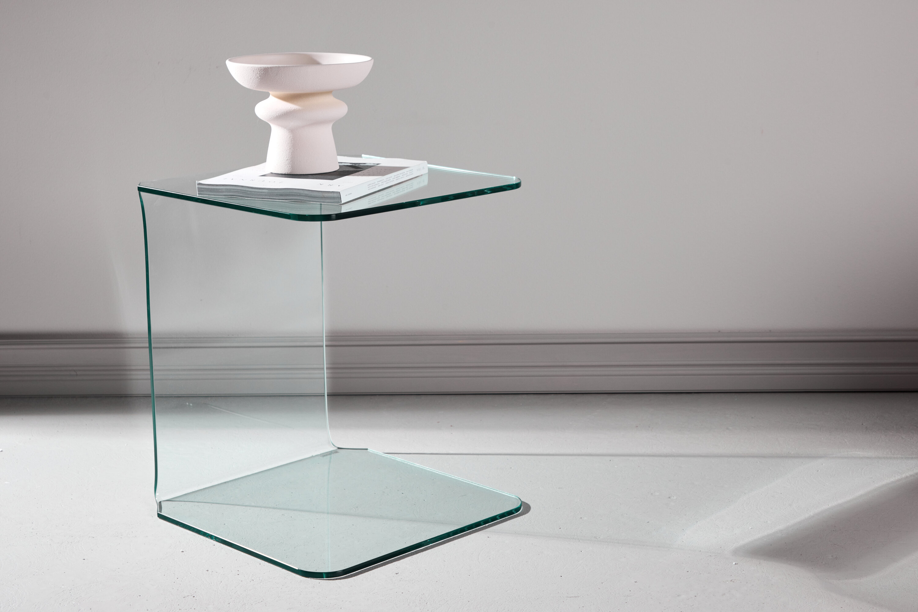 Telemark table d'appoint transparent 45 x 45 cm en situation dans une pièce décorée