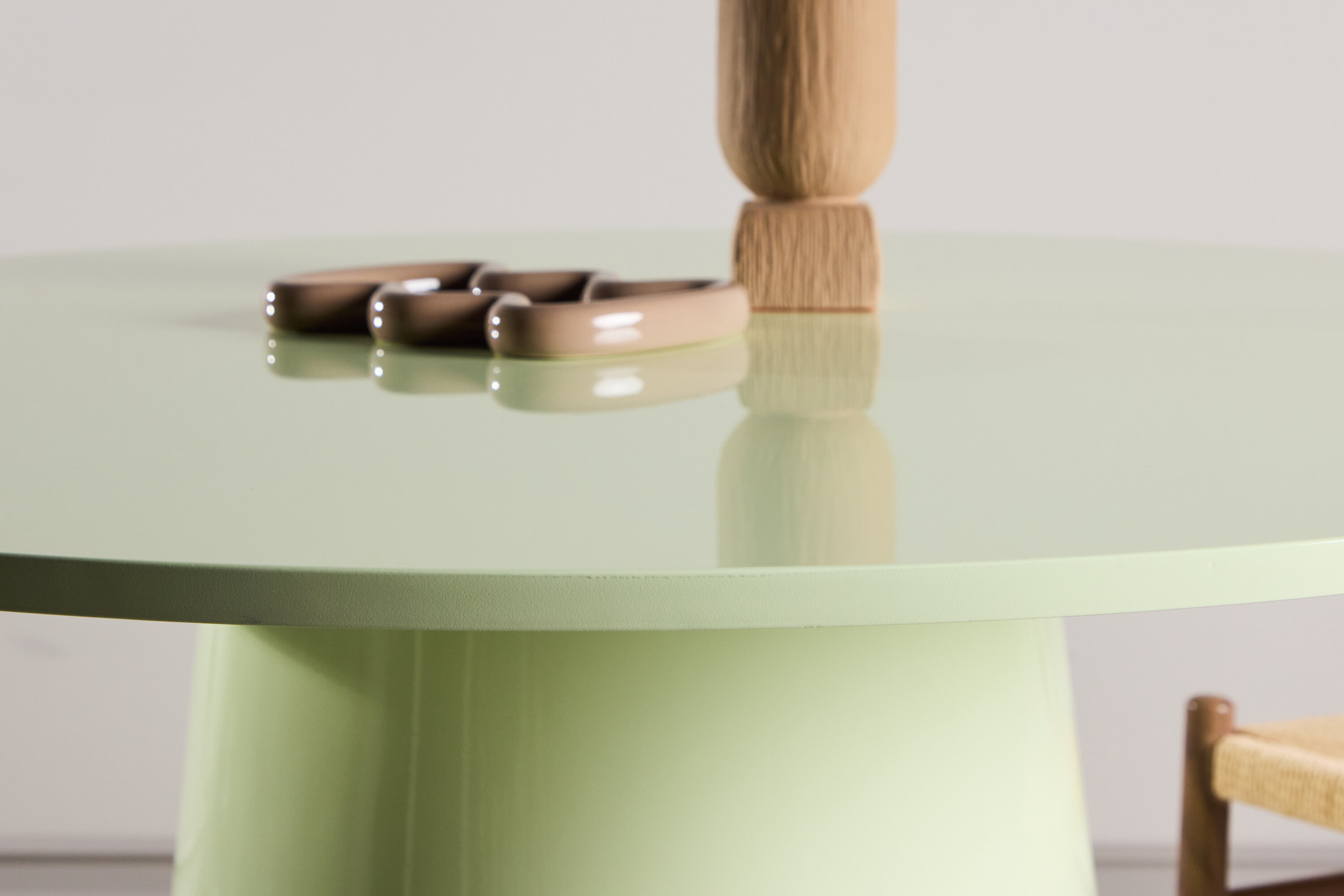 Lanzo table à manger ronde vert clair Ø120 cm en situation dans une pièce décorée