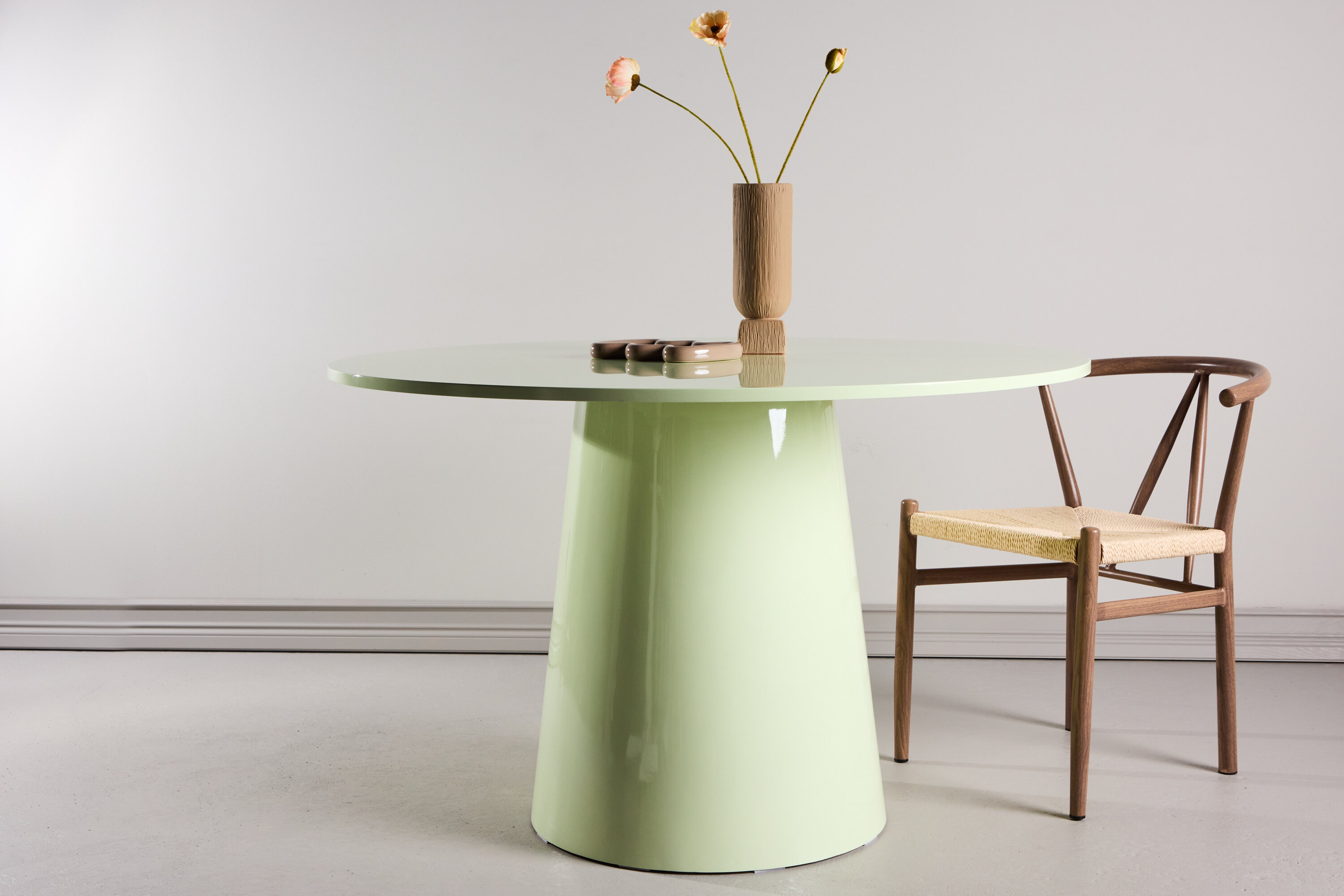 Lanzo table à manger ronde vert clair Ø120 cm en situation dans une pièce décorée