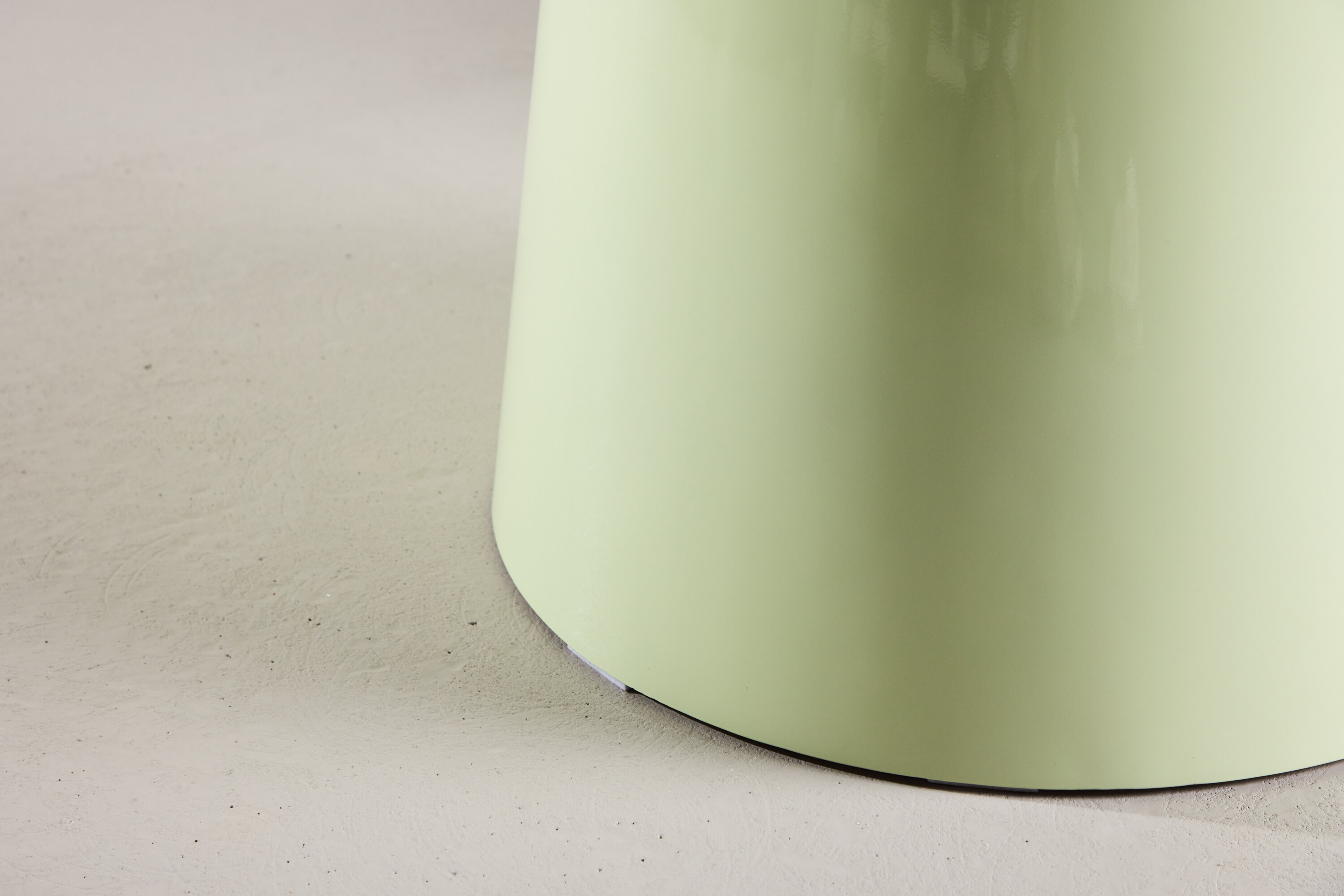Lanzo table à manger ronde vert clair Ø120 cm en situation dans une pièce décorée