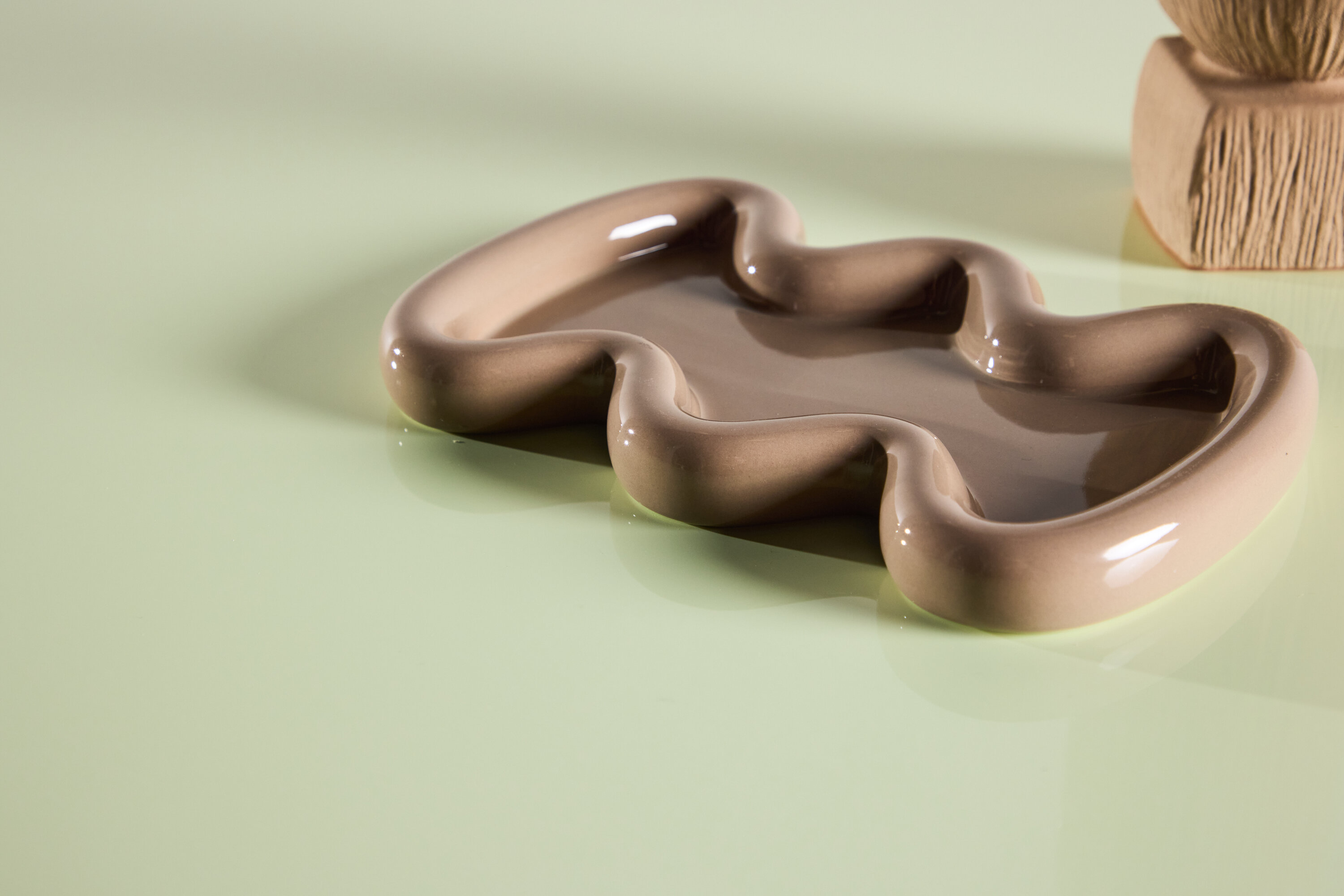 Lanzo table à manger ronde vert clair Ø120 cm en situation dans une pièce décorée